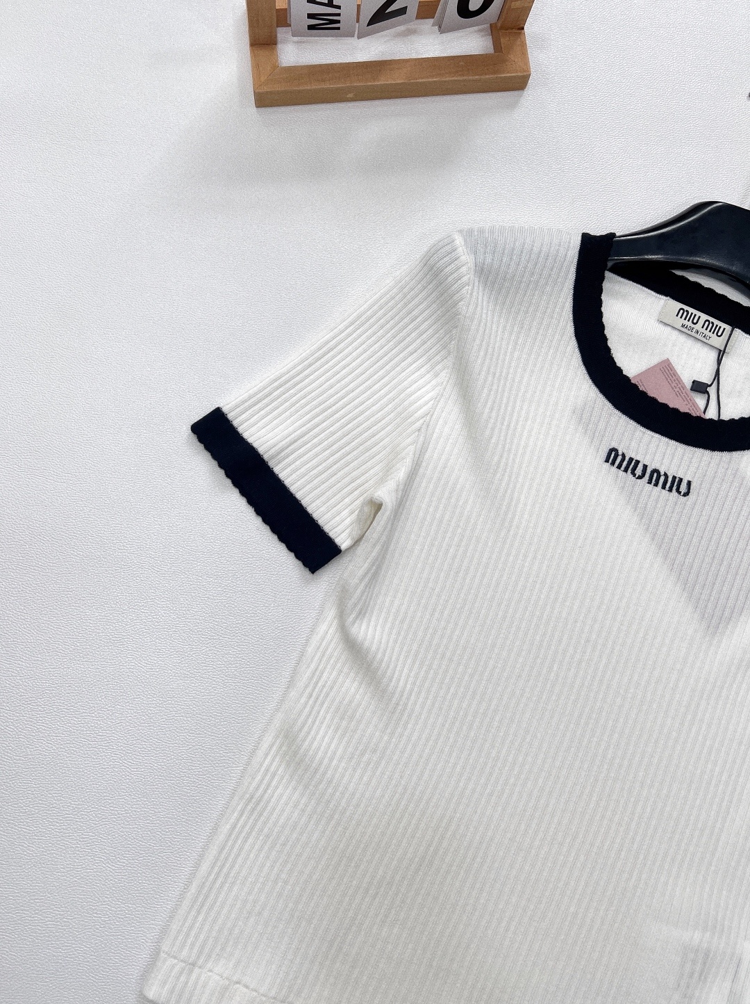 🆕Miu Miu新款撞色字母刺针织短袖,设计简约又不失品牌特色 。采用桑蚕丝材质,具有良好的吸湿性和透气