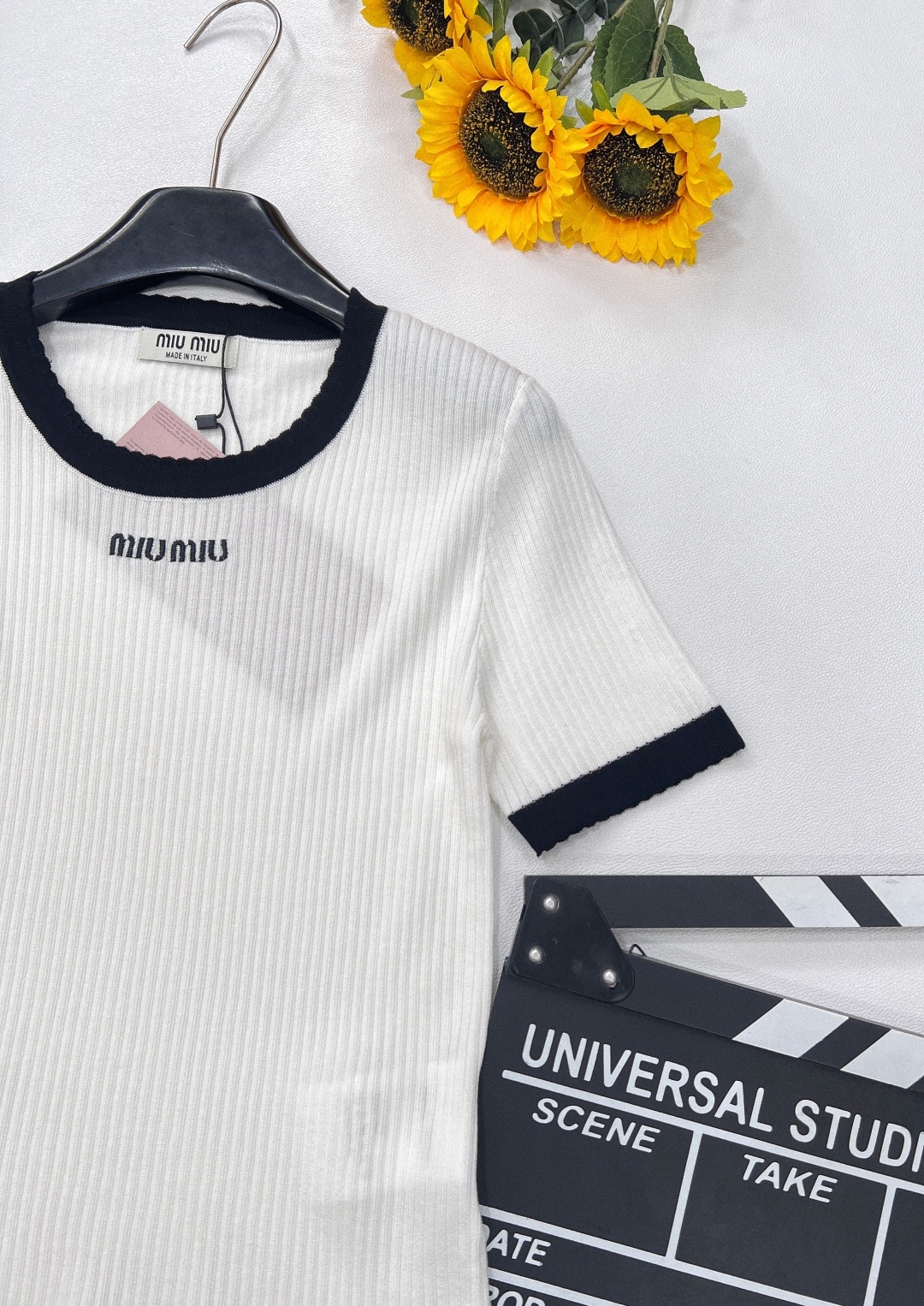 🆕Miu Miu新款撞色字母刺针织短袖,设计简约又不失品牌特色 。采用桑蚕丝材质,具有良好的吸湿性和透气