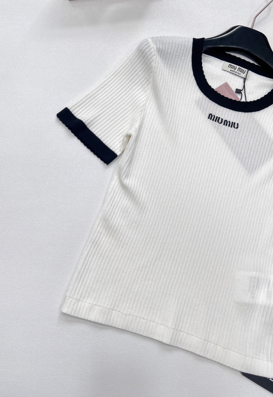 🆕Miu Miu新款撞色字母刺针织短袖,设计简约又不失品牌特色 。采用桑蚕丝材质,具有良好的吸湿性和透气