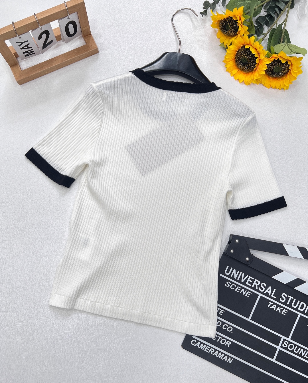 🆕Miu Miu新款撞色字母刺针织短袖,设计简约又不失品牌特色 。采用桑蚕丝材质,具有良好的吸湿性和透气