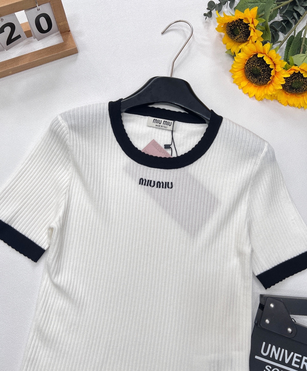 🆕Miu Miu新款撞色字母刺针织短袖,设计简约又不失品牌特色 。采用桑蚕丝材质,具有良好的吸湿性和透气