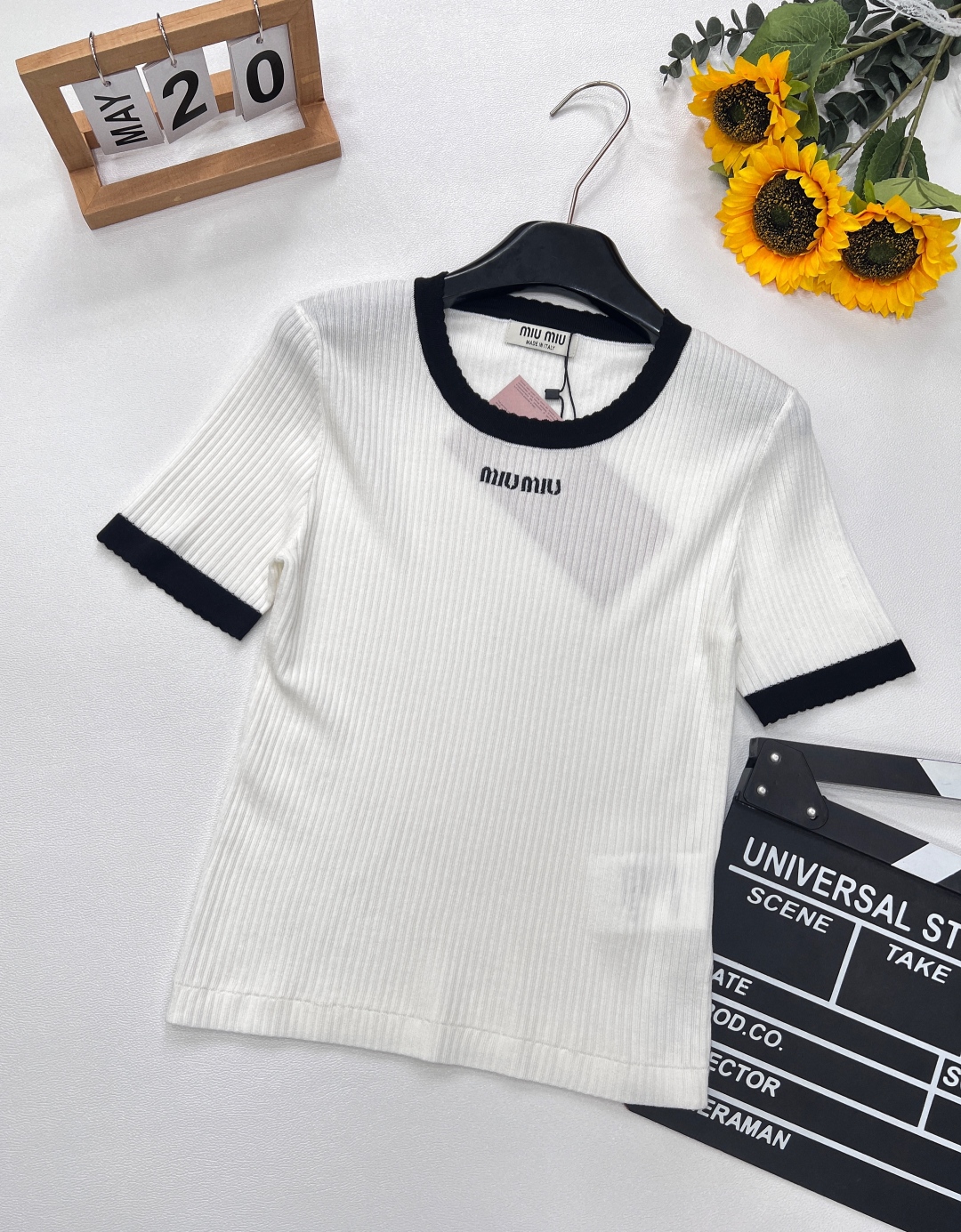 🆕Miu Miu新款撞色字母刺针织短袖，设计简约又不失品牌特色 。采用桑蚕丝材质,具有良好的吸湿性和透气