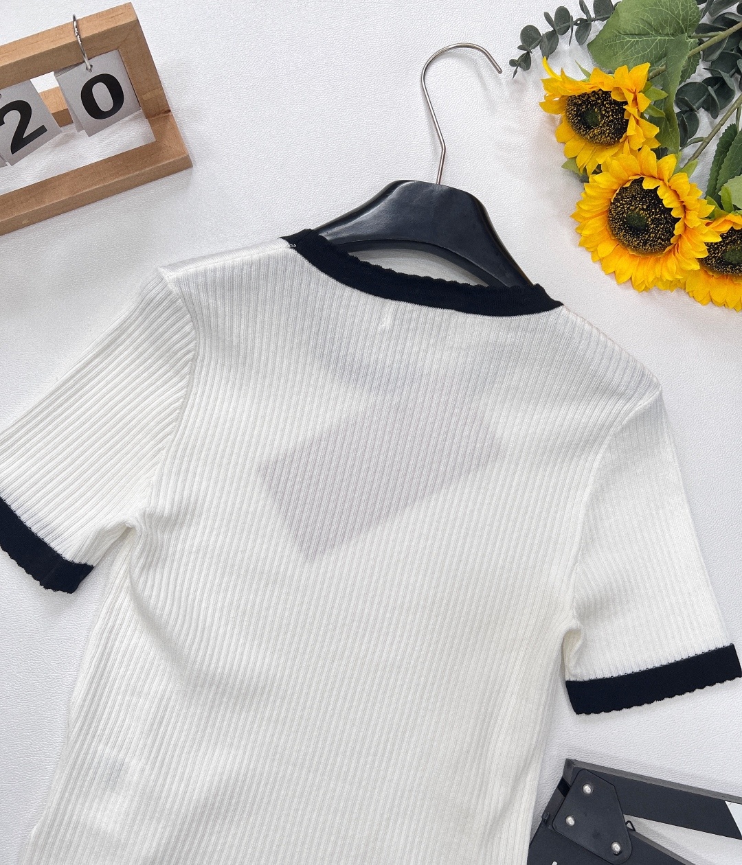 🆕Miu Miu新款撞色字母刺针织短袖,设计简约又不失品牌特色 。采用桑蚕丝材质,具有良好的吸湿性和透气