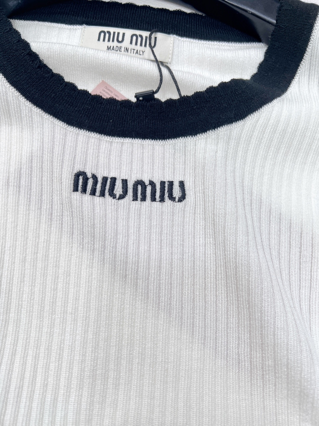 🆕Miu Miu新款撞色字母刺针织短袖,设计简约又不失品牌特色 。采用桑蚕丝材质,具有良好的吸湿性和透气