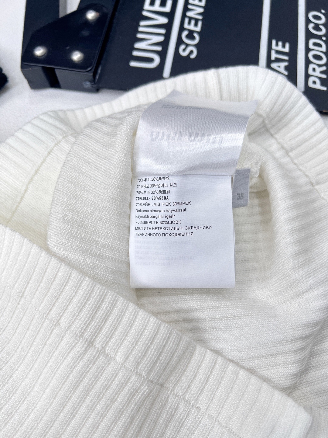 🆕Miu Miu新款撞色字母刺针织短袖,设计简约又不失品牌特色 。采用桑蚕丝材质,具有良好的吸湿性和透气