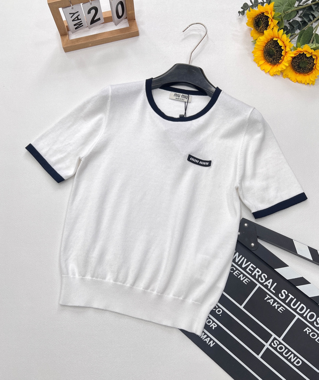 NO:328584,Miumiu's new letter patch logo knitted short sleeves. The contrasting color design of the navy blue neckline and cuffs. The iconic letter patch. Wool yarn fits the body curves, not only brings a comfortable wearing experience, but also shows an inadvertent laziness and elegance. Whether it is paired with casual jeans, interpreting the casual street style; or combining it with an elegant skirt to interpret the style of an urban celebrity, this short sleeve can be easily controlled. It is a fashion treasure in the daily closet, allowing every woman who wears it to reveal Miao Miao's unique agility and luxury in every move, becoming the focus of fashion, and writing its own style! The three standards are complete!  Two colors size sml code, miumiu, skirts, jeans, T-shirt, alexander wang19860909miumiu新款字母贴片徽标针织短袖.藏蓝色领口与袖口的撞色设计.标志性的字母徽标贴片.羊毛材质纱线,贴合身体曲线,不仅带来舒适的穿着体验,更展现出一种不经意的慵懒与精致.无论是搭配随性牛仔裤,演绎率性街头风；还是与优雅半裙组合,诠释都市名媛范,这件短袖都能轻松驾驭.它是日常衣橱中的时尚宝藏,让每一位穿上它的女性,都能在举手投足间,流露出缪缪独有的灵动与奢华,成为时尚焦点,书写属于自己的风格!三标齐全！两色出 尺码sml 编码,,miumiu,skirts,jeans,T-shirt,alexander wang,Women's clothing