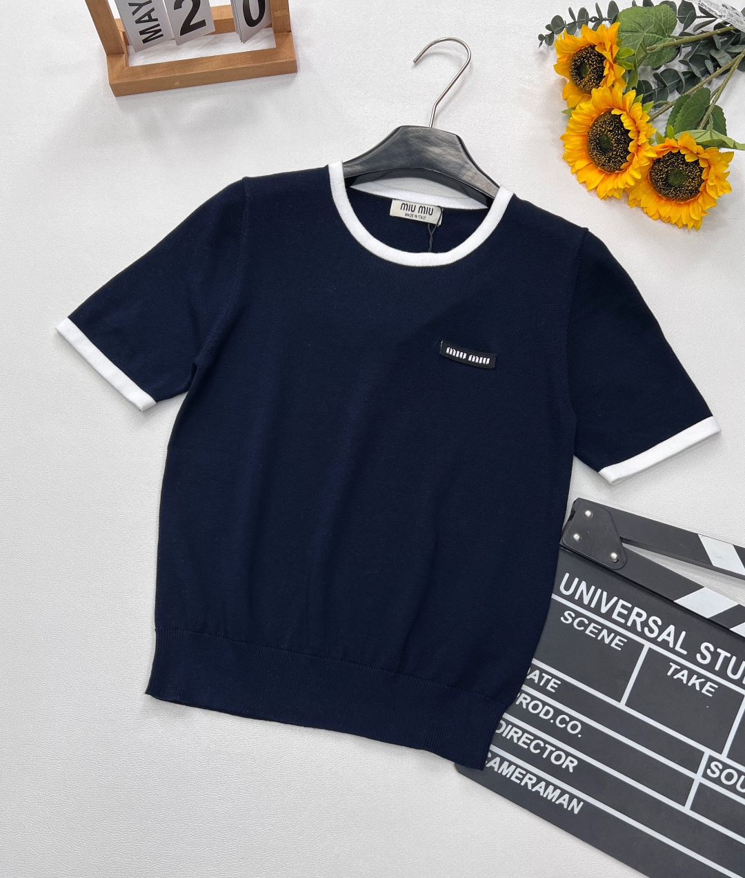 NO:328590,Miumiu's new letter patch logo knitted short sleeves. The contrasting color design of the navy blue neckline and cuffs. The iconic letter patch. Wool yarn fits the body curves, not only brings a comfortable wearing experience, but also shows an inadvertent laziness and elegance. Whether it is paired with casual jeans, interpreting the casual street style; or combining it with an elegant skirt to interpret the style of an urban celebrity, this short sleeve can be easily controlled. It is a fashion treasure in the daily closet, allowing every woman who wears it to reveal Miao Miao's unique agility and luxury in every move, becoming the focus of fashion, and writing its own style! The three standards are complete!  Two colors size sml code, miumiu, skirts, jeans, T-shirt, alexander wang19860909miumiu新款字母贴片徽标针织短袖.藏蓝色领口与袖口的撞色设计.标志性的字母徽标贴片.羊毛材质纱线,贴合身体曲线,不仅带来舒适的穿着体验,更展现出一种不经意的慵懒与精致.无论是搭配随性牛仔裤,演绎率性街头风；还是与优雅半裙组合,诠释都市名媛范,这件短袖都能轻松驾驭.它是日常衣橱中的时尚宝藏,让每一位穿上它的女性,都能在举手投足间,流露出缪缪独有的灵动与奢华,成为时尚焦点,书写属于自己的风格!三标齐全！两色出 尺码sml 编码,,miumiu,skirts,jeans,T-shirt,alexander wang,Women's clothing