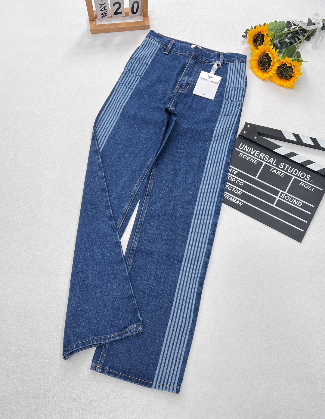 NO:328585,Dior's new straight jeans, sports-style clothing details show the designer's unique perspective. The exquisite cutting and high-tech fabrics make each clothing both comfortable and fashionable. The two-color splicing and functional zippers made by laser flowering technology combine the concepts of sports and luxury. It is matched with a streamlined sports suit to show vitality and dynamic. The brand logo and pattern add a modern and youthful atmosphere. Every detail reflects Dior's new interpretation of sports aesthetics. Trousers and shorts are all out!  Size sml code, dior, dior, shorts, jeans, alexander wang19860909Dior迪奥官网新款直筒牛仔裤,运动风格的服装细节展现了设计师的独特视角.精致的裁剪和高科技面料使得每件服装既舒适又具有时尚感.激光烧花工艺制作的双色拼接和功能性拉链等元素,融合了运动与奢华的理念. 搭配了流线型的运动套装,展现出活力与动感.品牌标志和图案,增添了现代感和年轻气息.每个细节都体现了Dior对运动美学的全新诠释.长裤,短裤都有出！ 尺码sml 编码,,dior,dior,shorts,jeans,alexander wang,Women's clothing