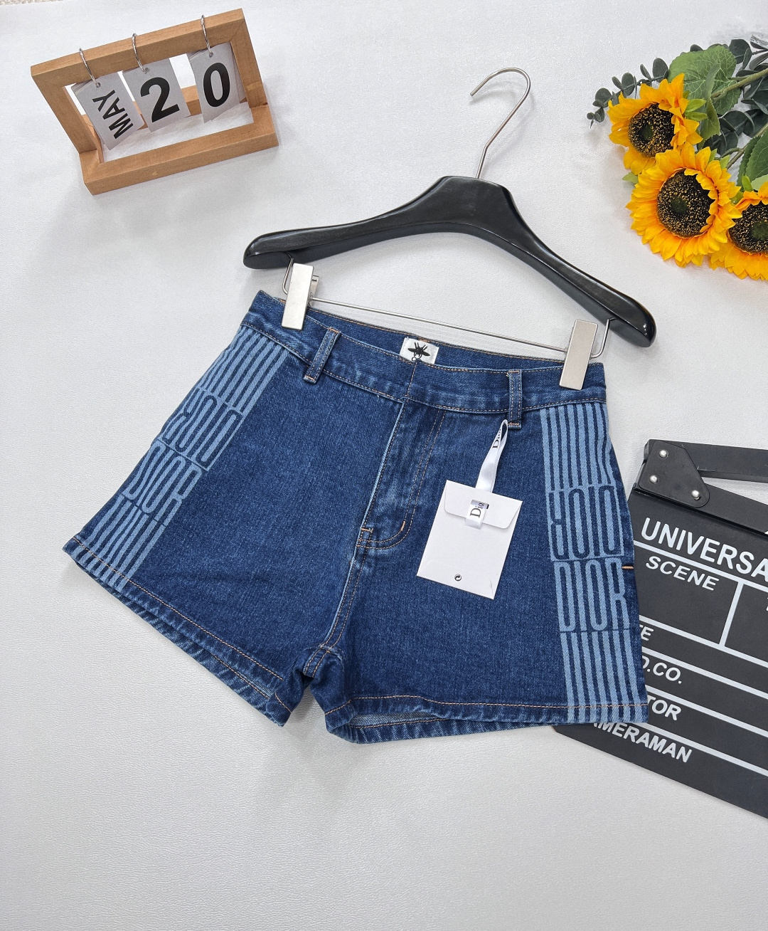 NO:328591,DIOR2025SS spring and summer new product heavy craftsmanship burnt denim shorts, using pure cotton denim fabric, custom-made hardware YB, double enzyme washing and fixing color, top version high-end quality, fine workmanship, high-end quality, super positive style, great upper body effect, fashionable and versatile, full of high-end sense of seasonal fashion items!  Three-standard large-scale goods, size sml code, dior, shorts, alexander wang19860909DIOR2025SS春夏新品重工艺烧花牛仔短裤,选用纯棉牛仔面料,五金YB定制,双重酵素洗水固色,顶级版本高端品质,做工精细,高端品质,版型超级正,上身效果棒棒的,时尚百搭看上高级感满满 当季时尚单品！三标齐全大货出 尺码sml 编码,,dior,shorts,alexander wang,Women's clothing