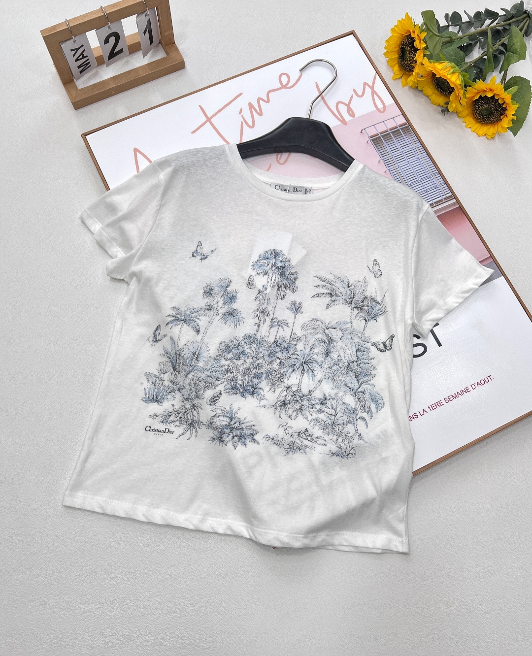 NO:328594,DIOR Butterfly Jungle Elements Pattern Printed Short Sleeve T-shirt The design of this T-shirt is so beautiful that I am so happy!  The printed butterfly jungle element pattern not only retains the classic elements, but also adds the romantic atmosphere of early spring. The butterflies dance gracefully, as if telling stories of freedom and beauty. The upper body of the cotton-linen blend fabric is breathable ~ light and comfortable, skin-friendly and breathable. You can also feel extremely comfortable and comfortable while enjoying beauty. When you wear it, you will instantly look slim and tall, and your temperament will rise sharply!  Clean and refreshing color matching, full of old money feeling, exquisite and eye-catching, full of artistic sense. Size sml code, dior, T-shirt,tees, t-shirt,alexander wang19860909DIOR 蝴蝶丛林元素图案印花短袖T恤 这款T恤的设计简直美哭我了！印花蝴蝶丛林元素图案 既保留了经典元素,又增添了早春的浪漫气息 蝴蝶翩翩起舞,仿佛在诉说着自由与美好的故事. 棉麻混纺面料上身巨透气～轻盈舒适 亲肤透气.让你在享受美丽的同时 也能感受到无比的舒适与自在 穿上它,瞬间显瘦又高挑,气质直线上升！ 干净清爽的配色,满满的老钱感 精致吸睛,艺术感十足 尺码sml 编码,,dior,T-shirt,tees，t-shirt,alexander wang,Women's clothing