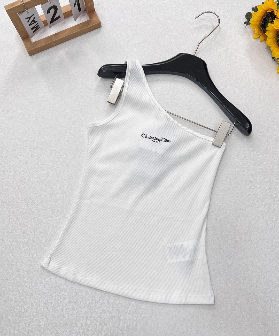 NO:328597,DioR25Ss early spring new style, off-shoulder chest letter embroidered elastic vest丨Exclusive high-end production!  The letter embroidery on the chest is simply a favorite for details control!  Each needle and thread reveal Dior's exquisite craftsmanship, which makes people unable to help but take a look. Moreover, this asymmetrical design can also cleverly modify the body shape, and you can easily control various styles whether you wear it alone or as an inner wear!  Two colors size sml code, dior, dior, alexander wang19860909DioR25Ss早春新款 斜肩胸前字母刺绣弹力背心丨独家高版出品！胸前的字母刺绣,简直是细节控的最爱！ 每一针每一线都透露着迪奥的精湛工艺,让人忍不住多看几眼.而且,这种不对称的设计,还能巧妙地修饰身形,无论是单穿还是作为内搭,都能轻松驾驭各种风格！两色出 尺码sml 编码,,dior,dior,alexander wang,Women's clothing