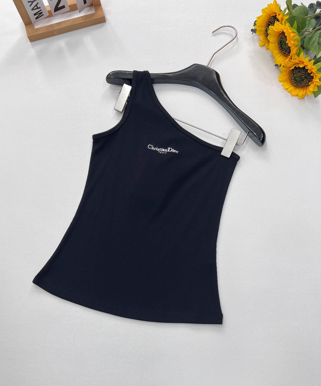 NO:328603,DioR25Ss early spring new style, off-shoulder chest letter embroidered elastic vest丨Exclusive high-end production!  The letter embroidery on the chest is simply a favorite for details control!  Each needle and thread reveal Dior's exquisite craftsmanship, which makes people unable to help but take a look. Moreover, this asymmetrical design can also cleverly modify the body shape, and you can easily control various styles whether you wear it alone or as an inner wear!  Two colors size sml code, dior, dior, alexander wang19860909DioR25Ss早春新款 斜肩胸前字母刺绣弹力背心丨独家高版出品！胸前的字母刺绣,简直是细节控的最爱！ 每一针每一线都透露着迪奥的精湛工艺,让人忍不住多看几眼.而且,这种不对称的设计,还能巧妙地修饰身形,无论是单穿还是作为内搭,都能轻松驾驭各种风格！两色出 尺码sml 编码,,dior,dior,alexander wang,Women's clothing