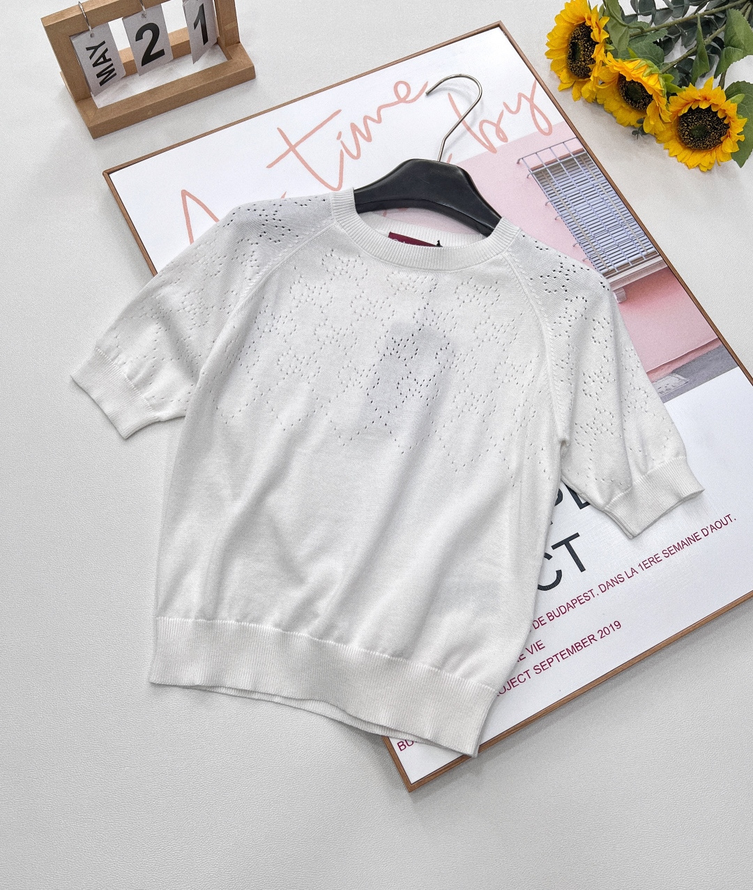 NO:328609,Gucci2025 new hollow knitted short sleeves, customized YB cotton yarn woven, texture high-quality and comfortable knitted short-sleeved top cut, extending downward to half, using hollow crochet texture, outlines the diamond-distributed double G letter logo pattern, highlighting the high-end feeling of outfit, the neckline cuffs are threaded, elastic and tighter, more refined, slim outfit, loose and inclusive, showing loose tone, light luxury and fashionable temperament, single-wearing, layering, first choice for fashion outfits, custom face accessories, three-standard versions, complete and large-scale products, size sml code, gucci, T-shirt, alexander wang19860909Gucci2025新款镂空针织短袖,定制YB全棉纱线织造 质感高级舒适 针织短袖上衣剪裁 自领口向下延伸至一半 利用镂空钩针肌理交织 勾勒出菱形分布的双G字母徽标图案 凸显穿搭高级感 领口袖口采用螺纹花边 弹性松紧更显精致 穿搭显瘦 版型宽松包容身材 尽显松弛调性 轻奢时髦气质 单穿叠穿均可 四季时尚穿搭首选 定制面辅料 认准版本三标齐全大货出 尺码sml 编码,,gucci,T-shirt,alexander wang,Women's clothing