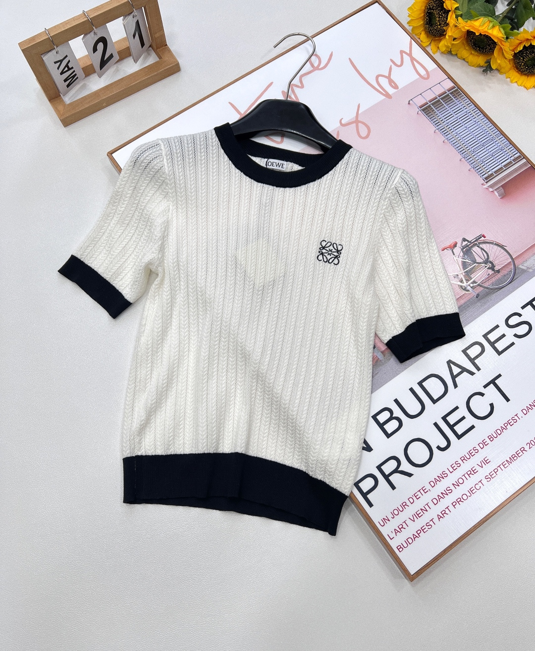 NO:328586,There must be a piece of Luo Yiwei in the new contrasting color knitted short-sleeved wardrobe!  This contrasting knitted short sleeves are uniquely designed. Black and white contrasting trims outline neat lines, breaking monotony and instantly grabbing the eye. The exquisite Loewe embroidery logo on the chest is low-key to show the brand style and is a silent declaration of identity and taste. The fabric, mulberry silk knitted material, is soft and skin-friendly, and it feels soft and skin-friendly to wear. The breathable weaving texture makes summer hot and seamless, and it has both coolness and fashion. Whether it is paired with simple denim, strolling on the street, or matching with exquisite skirts to attend casual parties, it can easily adapt to help you become the focus. Have it and embrace your fashion attitude. The three standards are complete!  Large-scale size sml code, loewe,loewe,skirts,T-shirt,alexander wang19860909LOEWE新款撞色针织短袖衣橱里总要有一件罗意威！这款撞色针织短袖,设计独具匠心.黑白撞色边饰,勾勒利落线条,打破单调,瞬间抓住眼球.胸口精致的罗意威刺绣logo,低调彰显品牌格调,是身份与品味的无声宣告. 面料桑蚕丝针织材质,触感柔软亲肤,贴身穿宛如被轻柔包裹.透气的编织纹理,让夏日闷热无缝可入,清凉与时尚兼得.无论是搭配简约牛仔,漫步街头；还是配上精致半裙,出席休闲聚会,它都能轻松适配,助你成为焦点.拥有它,拥抱属于你的时尚态度.三标齐全！大货出 尺码sml 编码,,loewe,loewe,skirts,T-shirt,alexander wang,Women's clothing