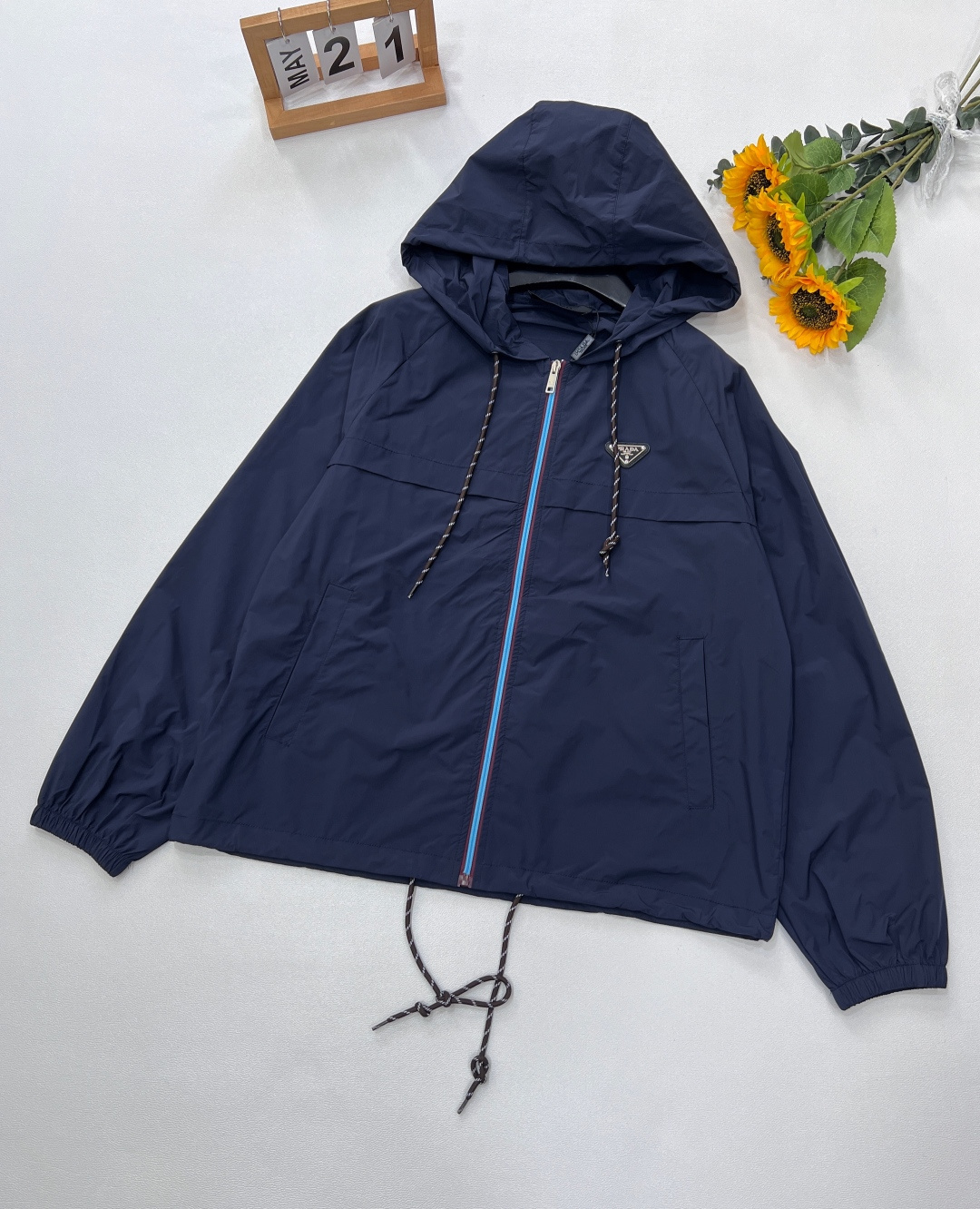 NO:328589,Prada's new jacket jacket latest recycled nylon environmentally friendly collection!  I have no friends. This year's counter's main products should be prepared while stock is available!  The A-line style is loose and slim. The cool functional style is so cool... The hardware accessories specially designed for molds can be said to be the best quality!  The logo on the chest sucks the eye with full marks of scheming details!  The counter is so popular that it is out of control!  This jacket is super amazing!  Just the right length!  The upper body looks slim and versatile, full of personality!  Customized nylon windproof and waterproof fabric, the texture is completely consistent and zp!  The first single set is in stock.. Men wear handsome women wear cool. Come on, like Prada, his family is entering!  I guarantee that you will not lose money if you invest!  Two colors size sml code, prada, prada, jackets & coats, jackets & coats, alexander wang19860909Prada新款夹克外套最新的再生尼龙环保系列！到没朋友 今年专柜的主打款 趁现货抓紧备起来！A字版型宽松显瘦 酷酷的机能风感太帅了..专们开模定制的五金配件 光泽质感真的可以说是一分钱一分货了！胸前倒Logo吸足了眼球 心机细节满分！专柜火的一发不可收拾！这个外套版型超级无敌赞！长度刚刚好！上身显瘦又百搭 个性满满！订制尼龙防风防水面料 质感和zp完全一致无差别！首单一套现货供应中..男穿帅女穿酷 来吧 像普拉达他家进军！保你入股不亏！两色出 尺码sml 编码,,prada,prada,jackets & coats,jackets & coats,alexander wang,Women's clothing