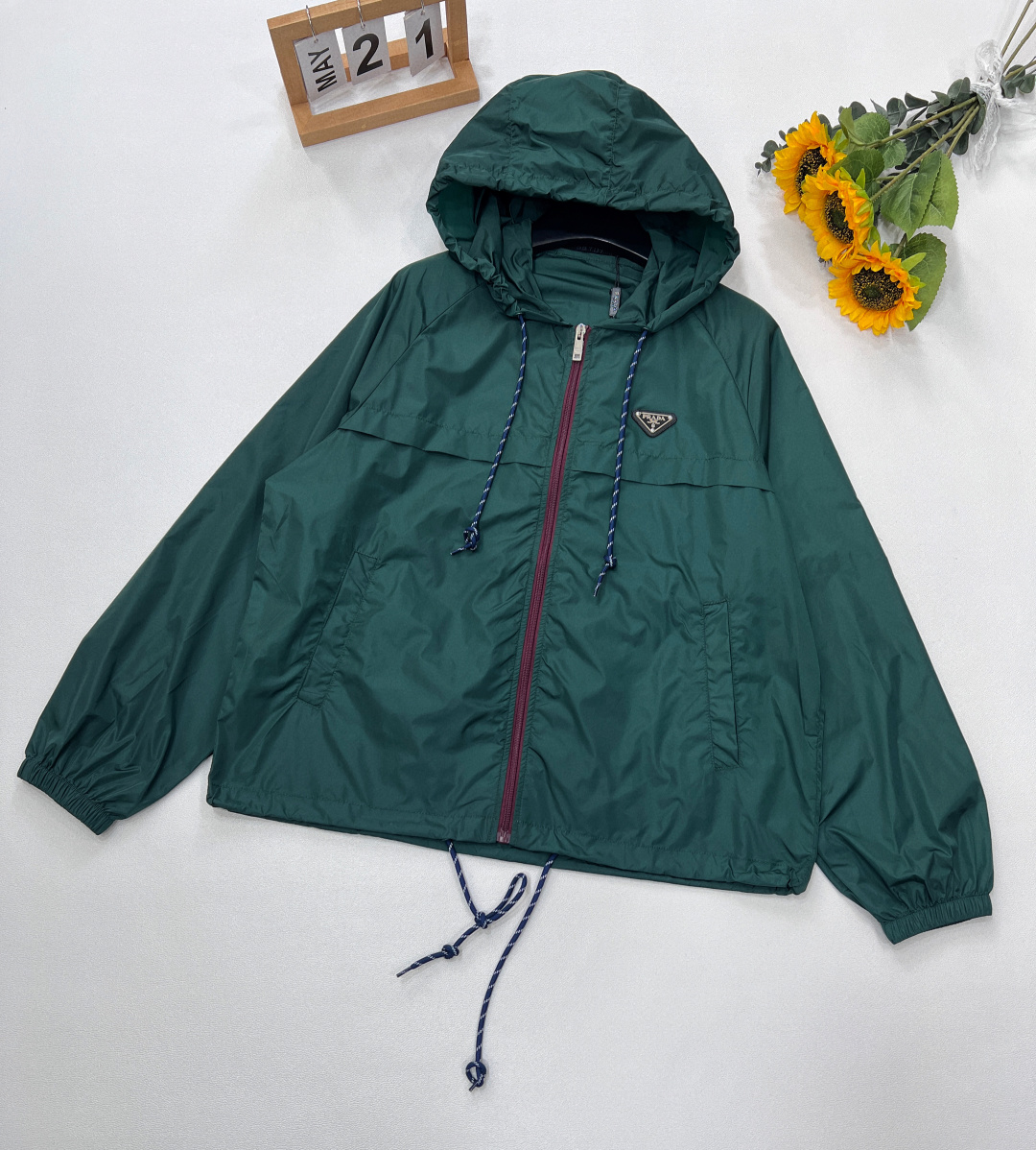 NO:328595,Prada's new jacket jacket latest recycled nylon environmentally friendly collection!  I have no friends. This year's counter's main products should be prepared while stock is available!  The A-line style is loose and slim. The cool functional style is so cool... The hardware accessories specially designed for molds can be said to be the best quality!  The logo on the chest sucks the eye with full marks of scheming details!  The counter is so popular that it is out of control!  This jacket is super amazing!  Just the right length!  The upper body looks slim and versatile, full of personality!  Customized nylon windproof and waterproof fabric, the texture is completely consistent and zp!  The first single set is in stock.. Men wear handsome women wear cool. Come on, like Prada, his family is entering!  I guarantee that you will not lose money if you invest!  Two colors size sml code, prada, prada, jackets & coats, jackets & coats, alexander wang19860909Prada新款夹克外套最新的再生尼龙环保系列！到没朋友 今年专柜的主打款 趁现货抓紧备起来！A字版型宽松显瘦 酷酷的机能风感太帅了..专们开模定制的五金配件 光泽质感真的可以说是一分钱一分货了！胸前倒Logo吸足了眼球 心机细节满分！专柜火的一发不可收拾！这个外套版型超级无敌赞！长度刚刚好！上身显瘦又百搭 个性满满！订制尼龙防风防水面料 质感和zp完全一致无差别！首单一套现货供应中..男穿帅女穿酷 来吧 像普拉达他家进军！保你入股不亏！两色出 尺码sml 编码,,prada,prada,jackets & coats,jackets & coats,alexander wang,Women's clothing