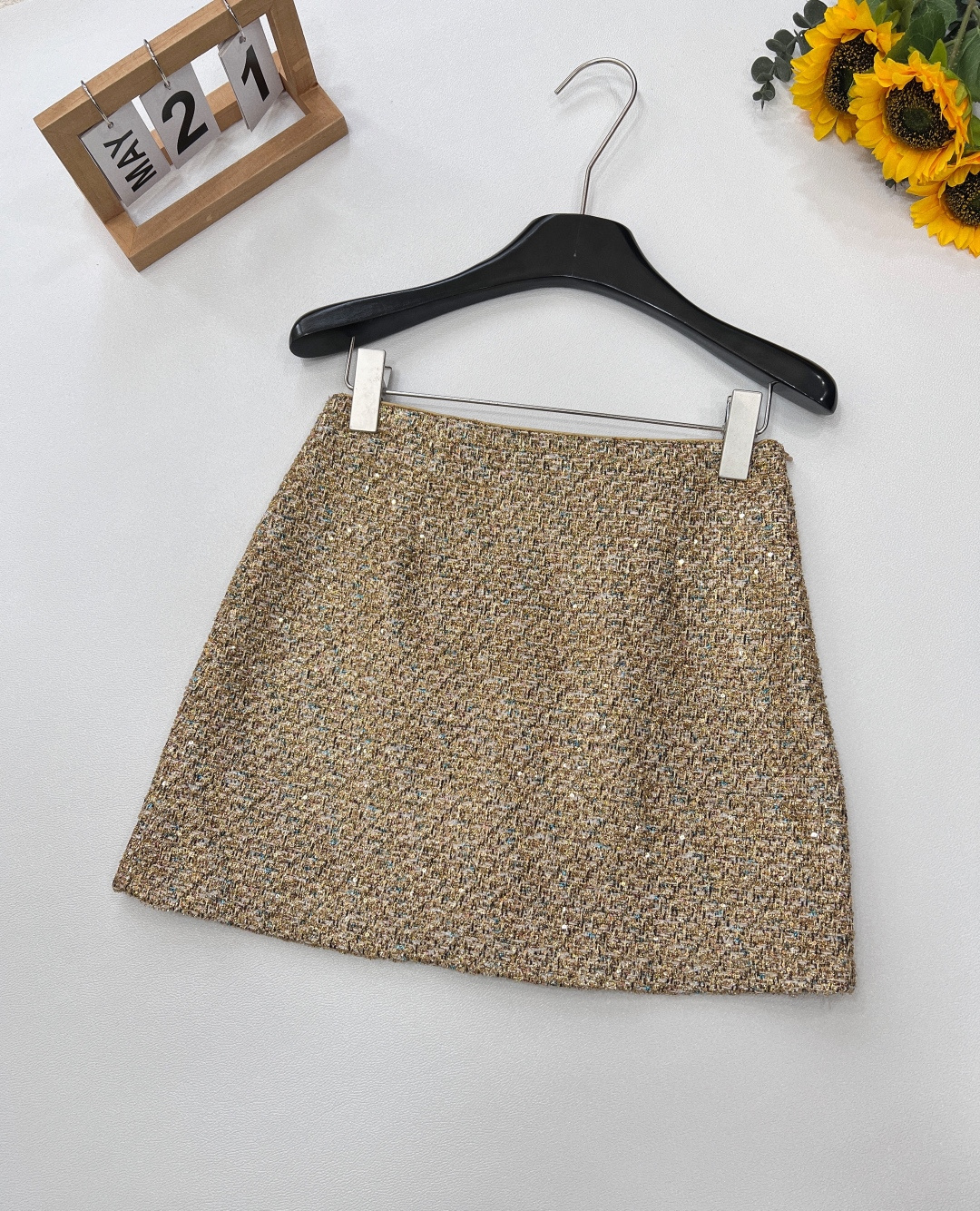 NO:328598,CHANEL spring and summer new bright silk A-line skirt perfectly combines classic and fashion. The unique A-line style cleverly modifys the leg lines. Whether it is pear-shaped body or apple-shaped body, it can be easily controlled and presents a graceful figure. The skirt body is woven in fine wovens, and bright silk embellishes it, like stars falling, flashing charming brilliance inadvertently, showing off its low-key luxury. The fabric is crisp and textured, with both the retro charm of tweed and the modern and fashionable atmosphere. Whether it is paired with a simple solid-color top to create a commuter OL style, or a soft lace shirt to attend a romantic date, it can become the finishing touch, allowing you to exhale unique charm on every occasion and easily unlock elegant passwords. There are security shorts inside, which are anti-exposure. The three standards are complete! Large-scale size sml code, chanel, skirts, shorts, alexander wang19860909CHANEL春夏新款亮丝A字半裙,将经典与时尚完美融合.独特的A字版型,巧妙修饰腿部线条,无论梨形身材还是苹果型身材,都能轻松驾驭,呈现曼妙身姿.裙身编织细密,亮丝点缀其间,似繁星洒落,于不经意间闪烁迷人光彩,低调奢华尽显. 面料挺括有质感,既有粗花呢的复古韵味,又兼具现代时尚气息.无论是搭配简约纯色上衣打造通勤OL风,还是配上柔美蕾丝衫出席浪漫约会,它都能成为点睛之笔,让你在每一个场合都绽放独特魅力,轻松解锁优雅密码.內有安全短裤,防走光.三标齐全！大货出 尺码sml 编码,,chanel,skirts,shorts,alexander wang,Women's clothing