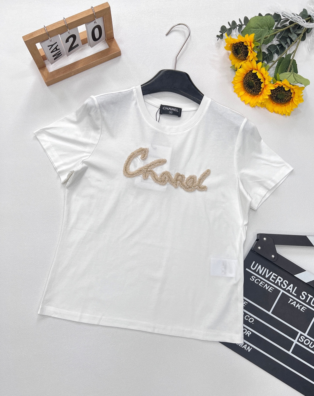 NO:328604,Chanel Xiangjia's new contrasting rhinestone short-sleeved T-shirt, a T-shirt with a high sense of luxury. The design of this T-shirt is really simple but not simple. The classic letters LOGO contrasting rhinestone decoration caught my eye. The rhinestone shines in the sun, as if each one is telling a fashionable story, which really makes people love it! Wearing it, whether it is paired with jeans or skirts, you can easily create a casual and fashionable look. The three standards are complete!  Large-scale size sml code, chanel, chanel, skirts, jeans, T-shirt, tees, t-shirt, alexander wang19860909Chanel香家新款撞色水钻短袖T恤,贵气感爆棚的一款T恤,这款T恤的设计真的是简约而不简单,经典的字母 LOGO撞色水钻装饰,一下子就抓住了我的眼球吧.水钻在阳光下闪闪发光,仿佛每一颗都在讲述着时尚的故事,真的是让人爱不释手!穿上它,无论是搭配牛仔裤还是半裙,都能轻松打造出随性又时尚的造型.三标齐全！大货出 尺码sml 编码,,chanel,chanel,skirts,jeans,T-shirt,tees，t-shirt,alexander wang,Women's clothing