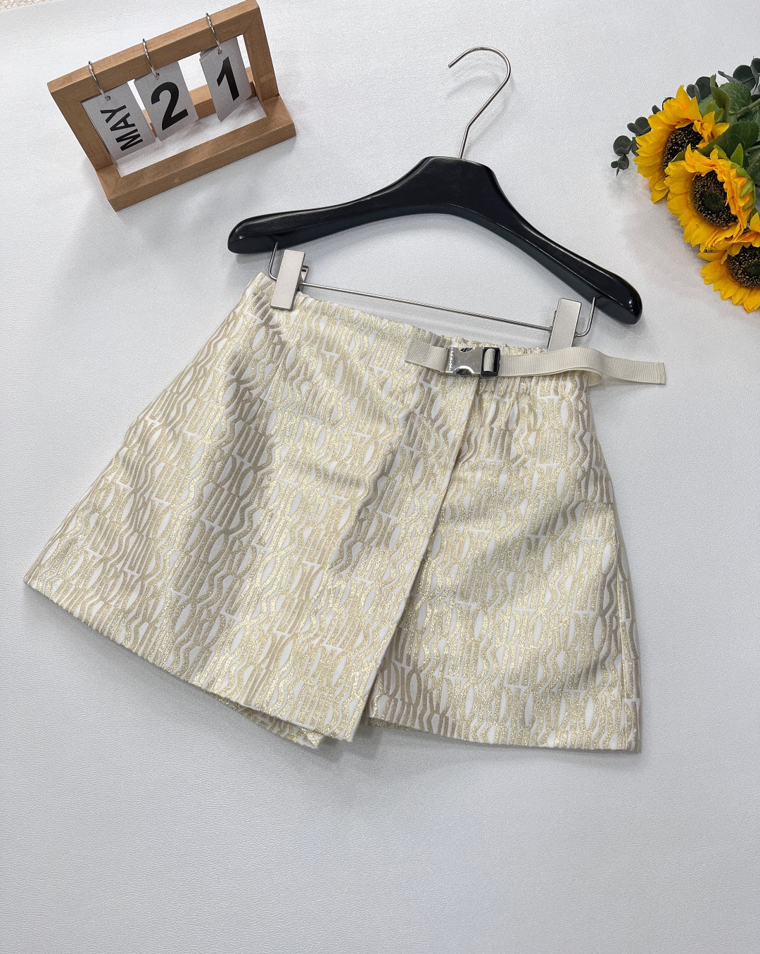 NO:328610,MISS DIOR Platinum Jacquard Fabric Skirts Elegant and sharp, with a brilliant step* With Dior classic jacquard, the platinum series skirts perfectly balance softness and strength. High-waisted tailoring outlines elegant proportions, luxury jacquard fabric hides the brand mark, and reflects delicate luster while walking. The design of skirts and pants is both elegant and neat, and it is a style declaration with suits or knitting. Customized jacquard taffeta jacquard fabric!  Classic trouser skirt design!  Versatile and fashionable and high-end!  Agile and unrestrained free soul-reducing age-reducing girlish style, elegant temperament and charming!  The iconic 