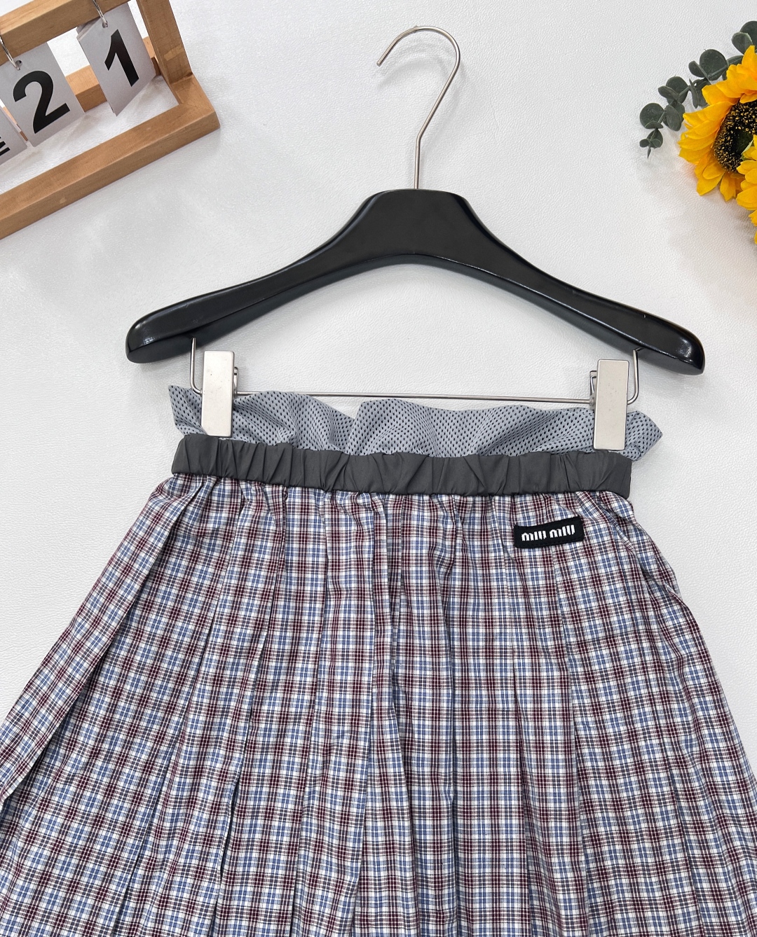 🆕miumiu新款格纹百褶半裙，风格鬼马俏皮又充满少女感。格纹元素经典复古，百褶设计增添灵动活泼感。腰部