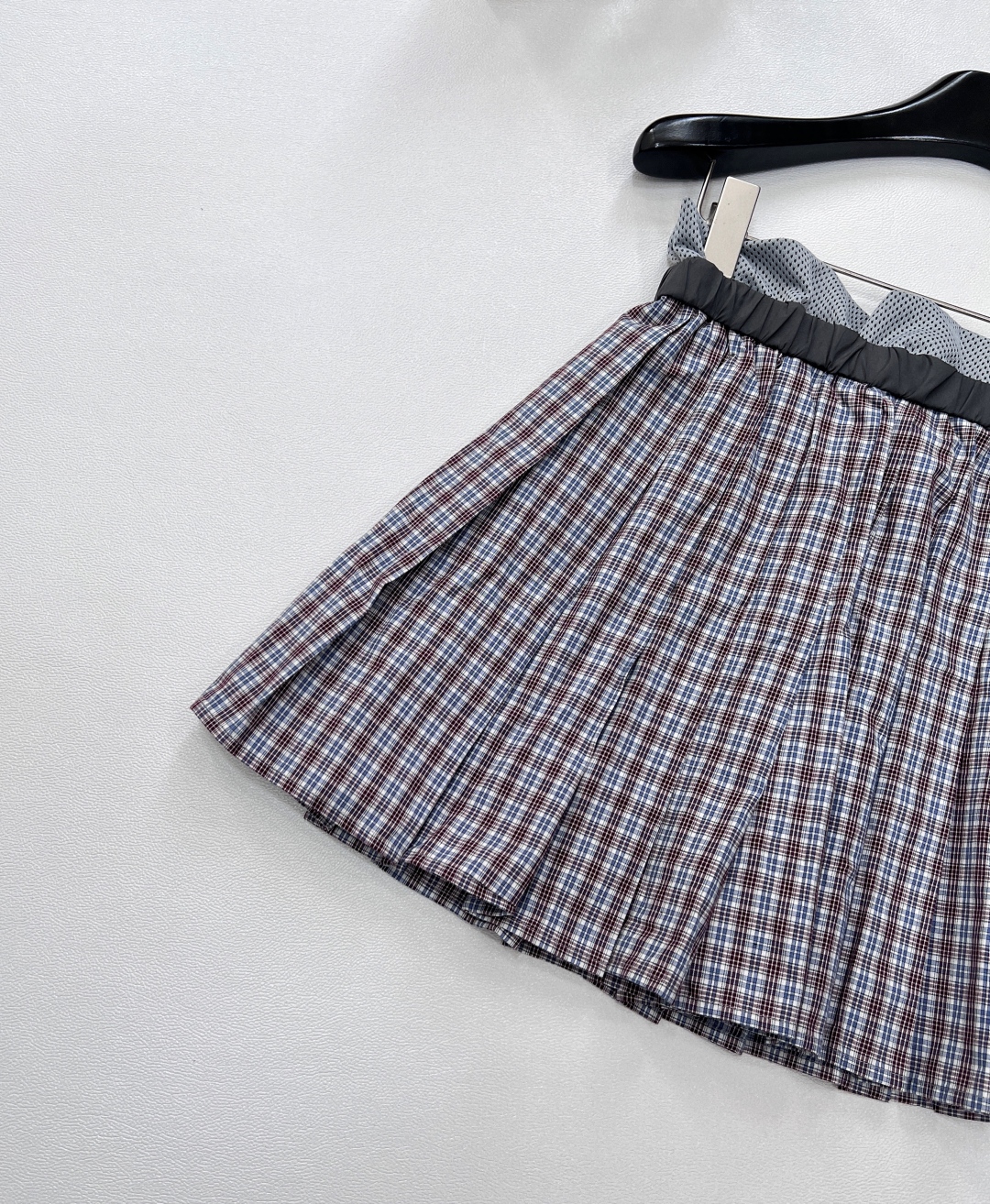 🆕miumiu新款格纹百褶半裙，风格鬼马俏皮又充满少女感。格纹元素经典复古，百褶设计增添灵动活泼感。腰部