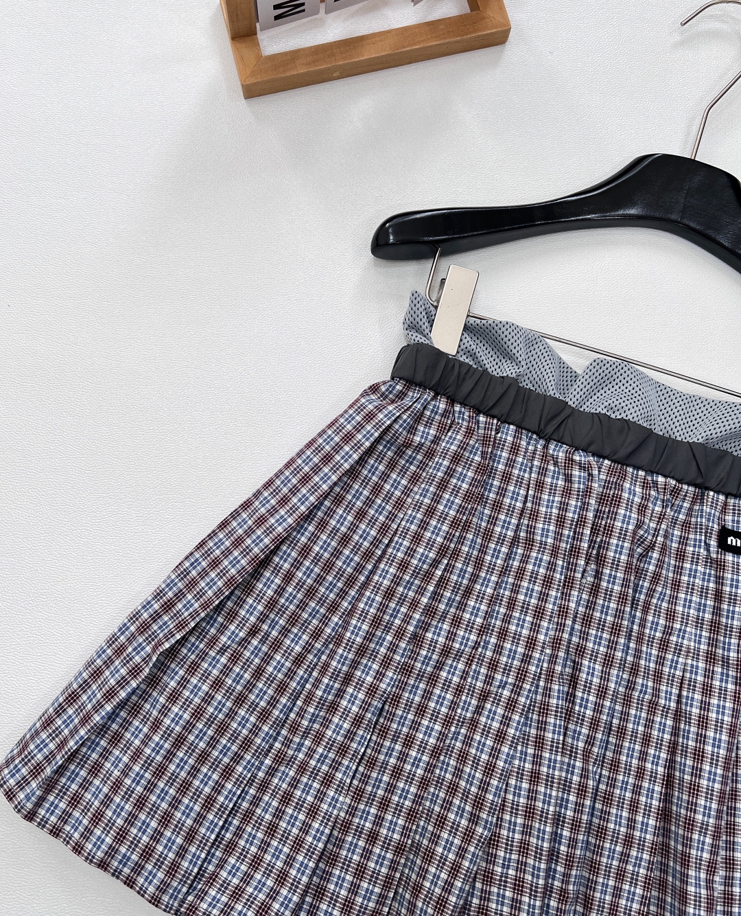 🆕miumiu新款格纹百褶半裙，风格鬼马俏皮又充满少女感。格纹元素经典复古，百褶设计增添灵动活泼感。腰部