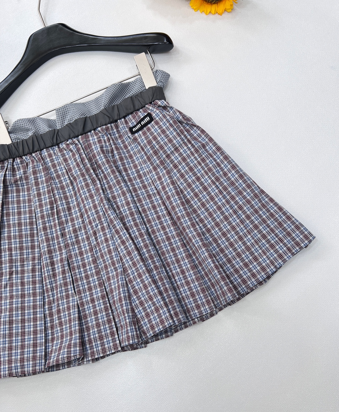 🆕miumiu新款格纹百褶半裙，风格鬼马俏皮又充满少女感。格纹元素经典复古，百褶设计增添灵动活泼感。腰部