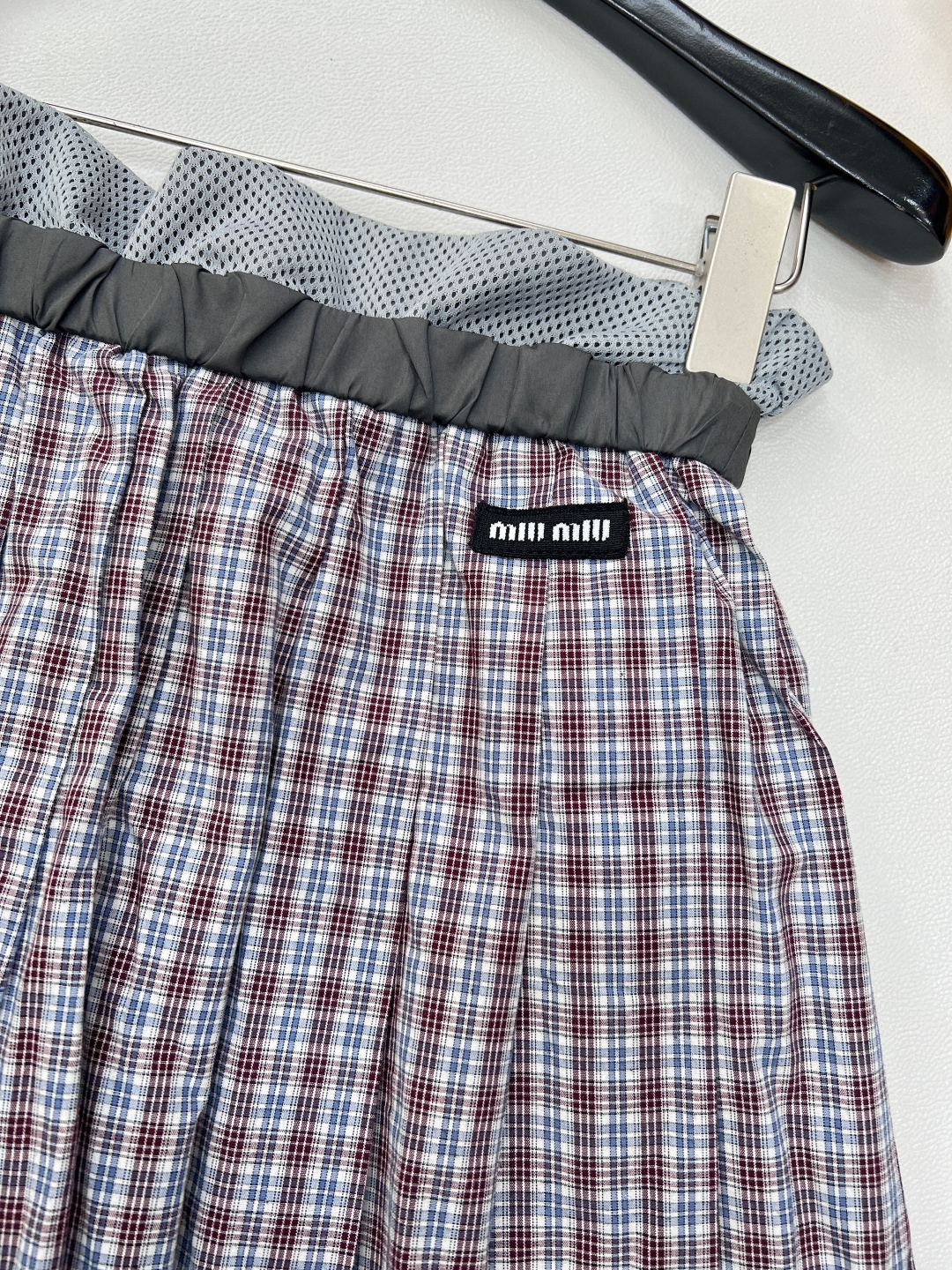 🆕miumiu新款格纹百褶半裙，风格鬼马俏皮又充满少女感。格纹元素经典复古，百褶设计增添灵动活泼感。腰部
