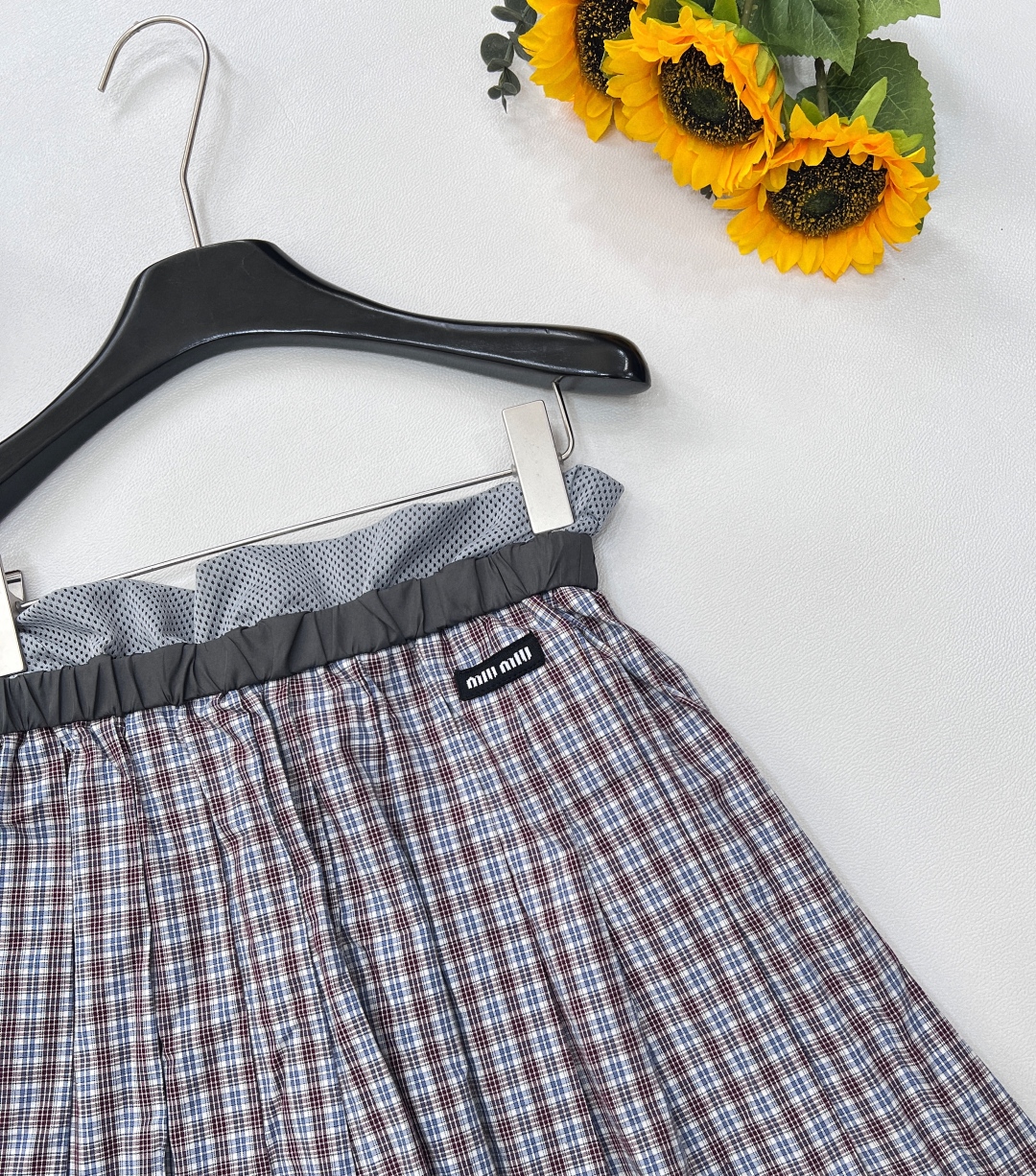 🆕miumiu新款格纹百褶半裙，风格鬼马俏皮又充满少女感。格纹元素经典复古，百褶设计增添灵动活泼感。腰部