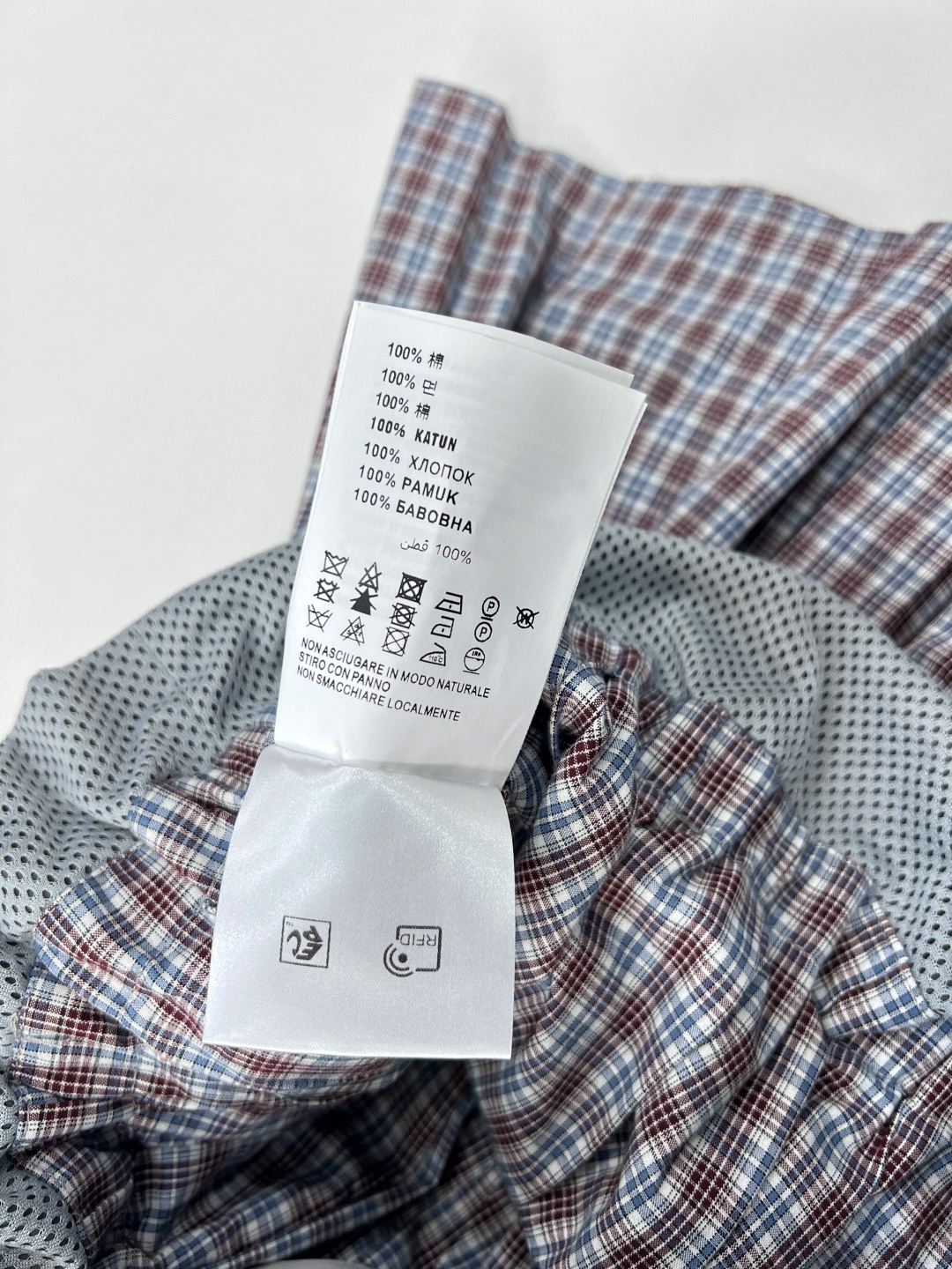 🆕miumiu新款格纹百褶半裙，风格鬼马俏皮又充满少女感。格纹元素经典复古，百褶设计增添灵动活泼感。腰部