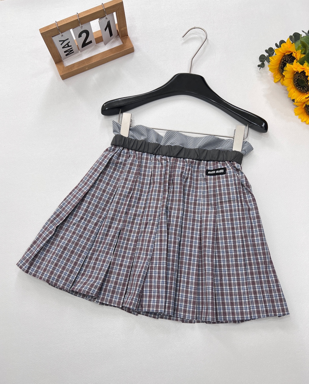 🆕miumiu新款格纹百褶半裙，风格鬼马俏皮又充满少女感。格纹元素经典复古，百褶设计增添灵动活泼感。腰部