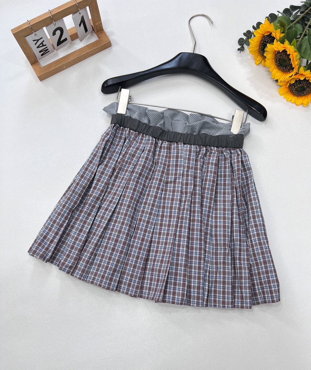 🆕miumiu新款格纹百褶半裙，风格鬼马俏皮又充满少女感。格纹元素经典复古，百褶设计增添灵动活泼感。腰部