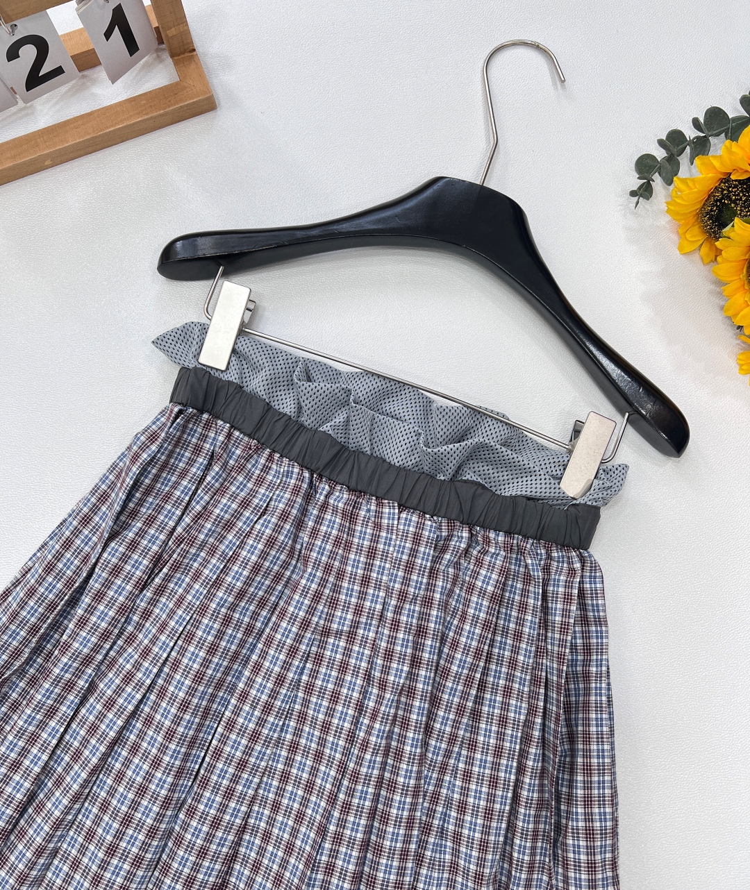 🆕miumiu新款格纹百褶半裙，风格鬼马俏皮又充满少女感。格纹元素经典复古，百褶设计增添灵动活泼感。腰部