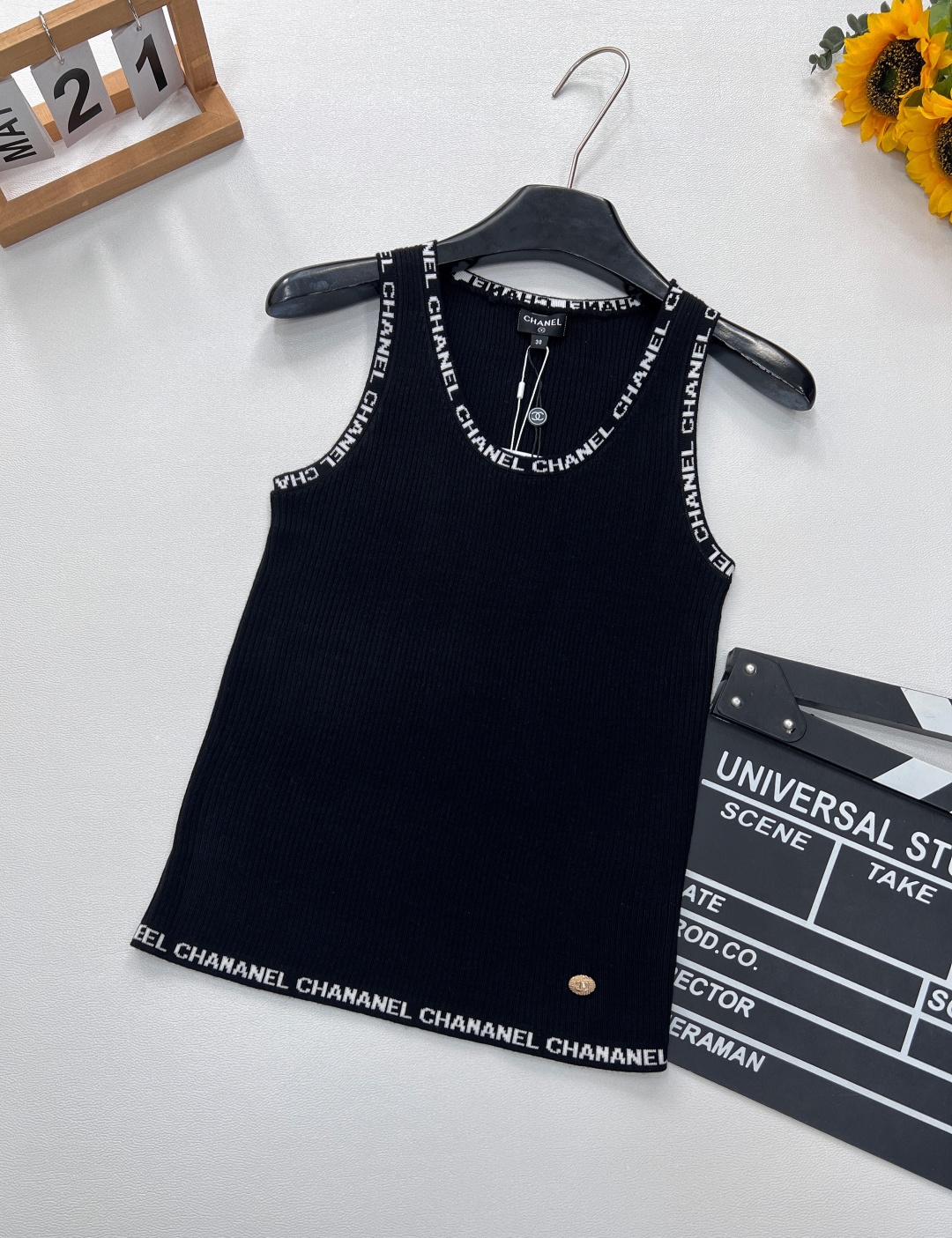 NO:328616,CHANEL's new letter edge knitted vest classic black and white colors, like the poles of the fashion spectrum, outlining eternal style in a simple outline. The delicate knitted texture is gentle and fits, and overflows with a low-key luxury texture. The iconic Chanel letter trim is like the elegant words of the brand, surrounding the neckline and hem. Every turn and every glance passes by, it is a calm and relaxing expression. When worn alone, it is a casual and free manner, dancing with high-waisted wide-leg pants, releasing the urban modern aura; wearing an exquisite small fragrance jacket on the outside, instantly switches to the famous lady mode, and tells the French elegance in every move. Whether you are strolling on the bustling streets or in a famous party, you can freeze the fashion focus with a unique posture. Two colors are size sml coded, chanel, chanel, jackets &  coats,alexander wang19860909CHANEL新款字母边针织背心经典黑白双色,如时尚光谱的两极,于简约轮廓中勾勒永恒格调.细腻针织纹理,轻柔贴合,漫溢出低调的奢华质感.标志性香奈儿字母饰边,恰似品牌的优雅密语,环绕领口与下摆,每一次转身、每一道目光掠过,皆是不动声色的奢华彰显.单穿时,它是率性洒脱,与高腰阔腿裤共舞,释放都市摩登气场；外搭精致小香风外套,又瞬间切换至名门淑女模式,于举手投足间,将法式优雅娓娓道来.无论是漫步繁华街头,还是置身名流派对,皆能以独特姿态,定格时尚焦点.两色出 尺码sml 编码,,chanel,chanel,jackets & coats,alexander wang,Women's clothing