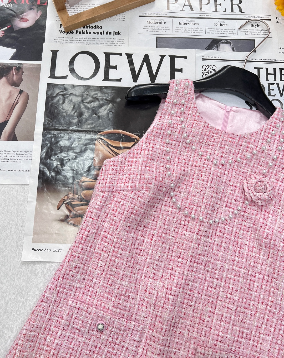 🆕CHANEL 新款小香风粉色粗花呢无袖连衣裙，一袭小香风粉色粗花呢无袖连衣裙，是优雅与浪漫的化身。粉色