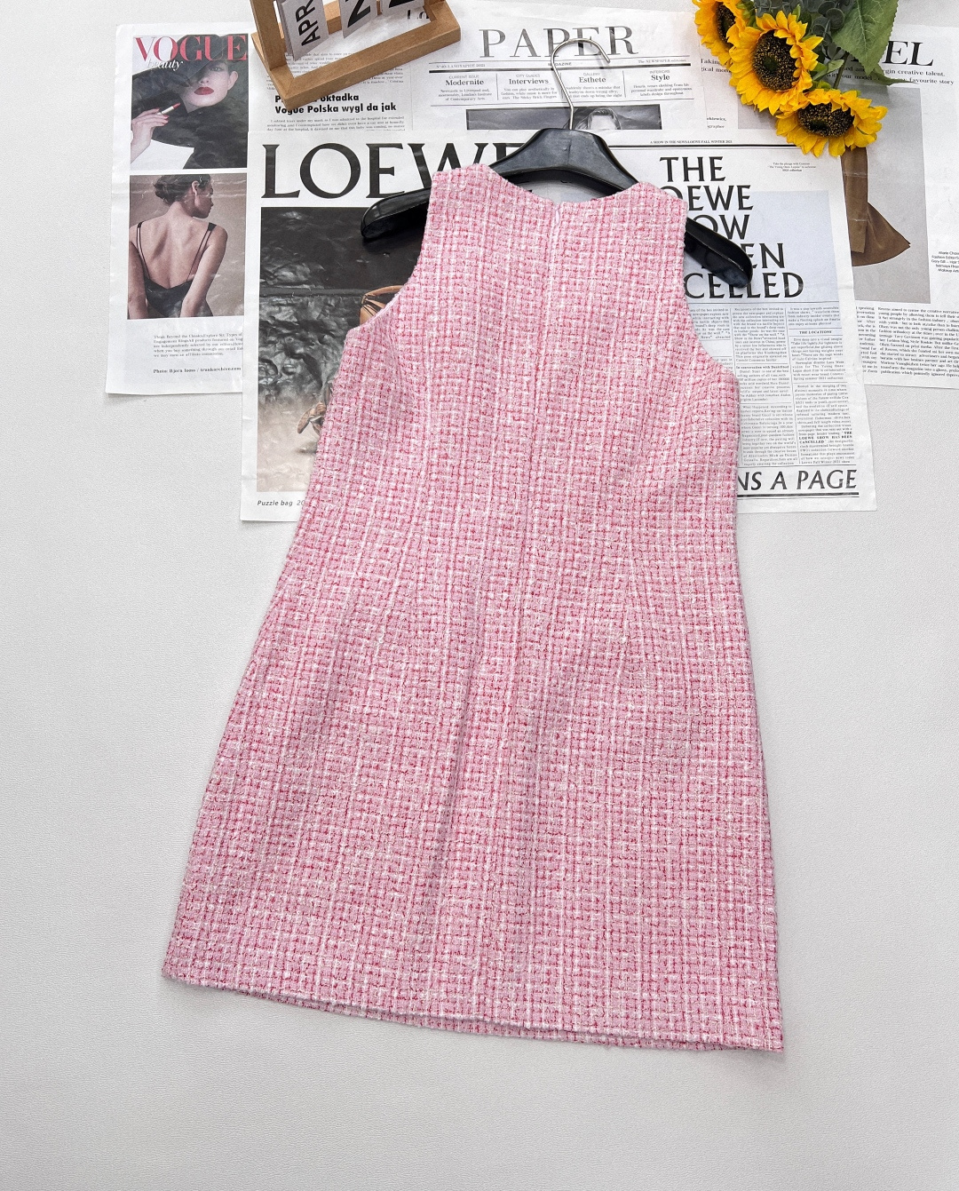 🆕CHANEL 新款小香风粉色粗花呢无袖连衣裙，一袭小香风粉色粗花呢无袖连衣裙，是优雅与浪漫的化身。粉色