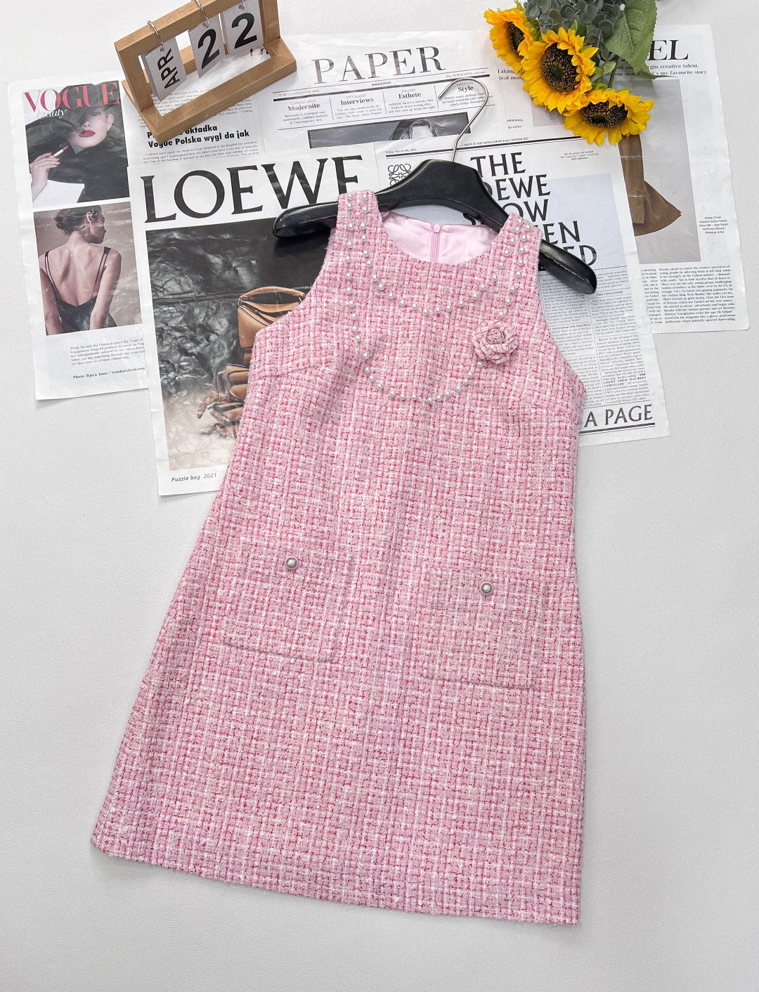 NO:591072,CHANEL  The new pink tweed sleeveless dress with a small fragrance style is the embodiment of elegance and romance. The pink color is gentle and sweet, like the blooming cherry blossoms in spring, conveying endless tenderness. The classic tweed fabric has fine texture and high quality, showing its unique taste. The pearl embellishment on the neckline looks like stars falling, for  The overall shape adds a sense of sophistication and luxury. The sleeveless design reveals beautiful shoulder lines, and the right skirt length outlines the graceful figure. The pocket design on both sides is both practical and beautiful. Paired with a delicate chain bag, whether you are strolling on the streets in the afternoon or attending an elegant party, you can easily become the center of attention and interpret French romantic style. Complete with three standards, large quantities are available.  Size sml editor,,chanel,skirts,alexander wang19860909CHANEL 新款小香风粉色粗花呢无袖连衣裙,一袭小香风粉色粗花呢无袖连衣裙,是优雅与浪漫的化身.粉色调温柔甜美,如春日樱花绽放,传递无尽温柔.经典粗花呢面料,纹理细腻,质感上乘,彰显独特品味.领口处珍珠点缀,似繁星洒落,为整体造型增添精致与华丽感.无袖设计展露优美肩线,恰到好处的裙长勾勒曼妙身姿.两侧口袋设计,兼具实用与美观.搭配精致链条包,无论是漫步午后街头,还是出席优雅聚会,皆能轻松成为焦点,演绎法式浪漫风情.三标齐全,大货出 尺码sml 编,,chanel,skirts,alexander wang,Women's clothing