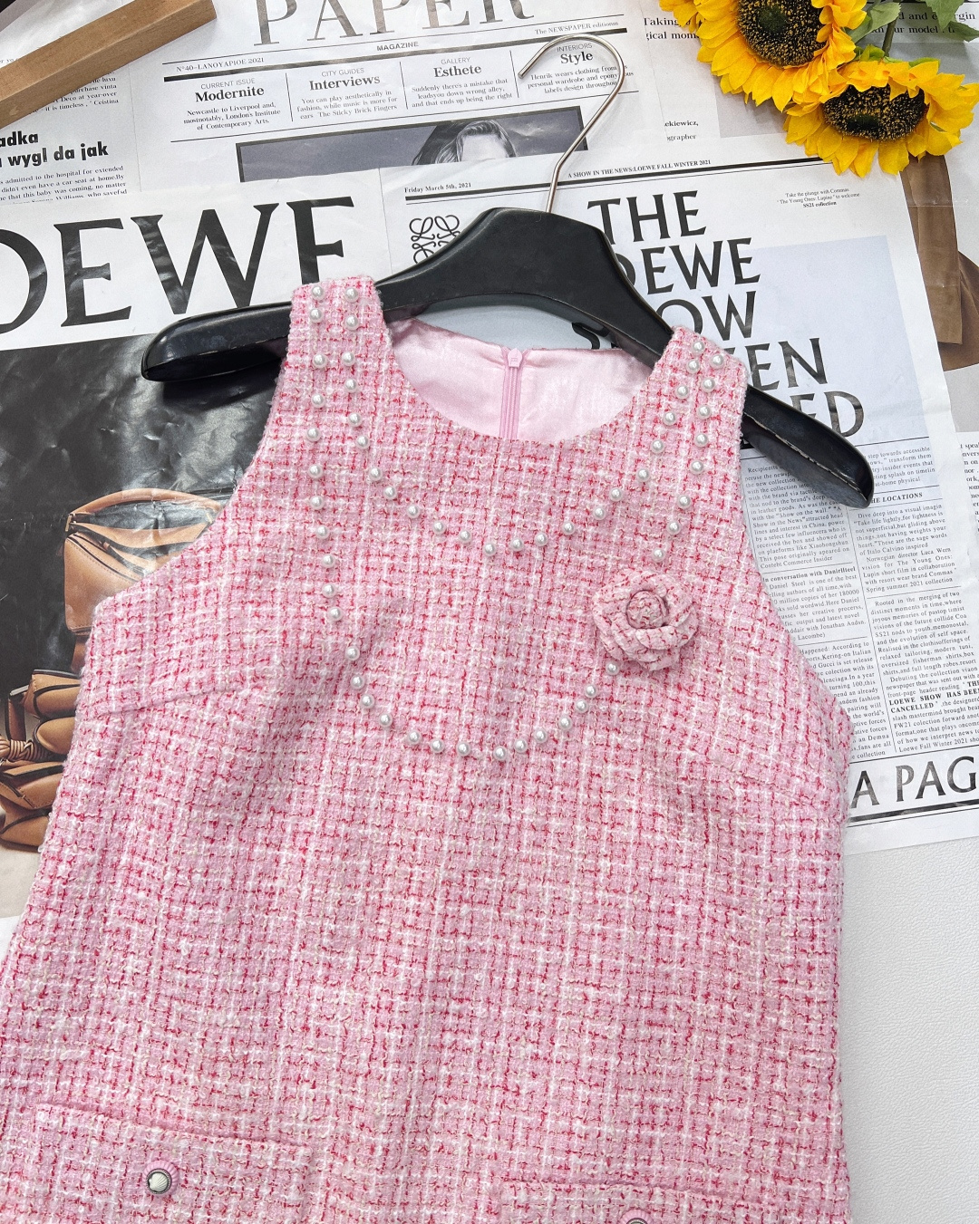 🆕CHANEL 新款小香风粉色粗花呢无袖连衣裙，一袭小香风粉色粗花呢无袖连衣裙，是优雅与浪漫的化身。粉色