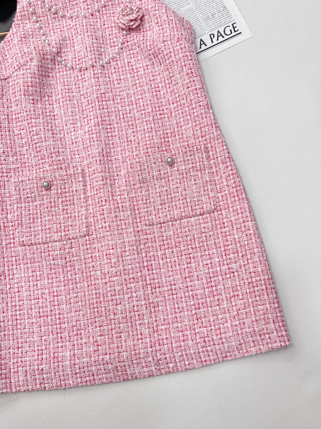 🆕CHANEL 新款小香风粉色粗花呢无袖连衣裙，一袭小香风粉色粗花呢无袖连衣裙，是优雅与浪漫的化身。粉色