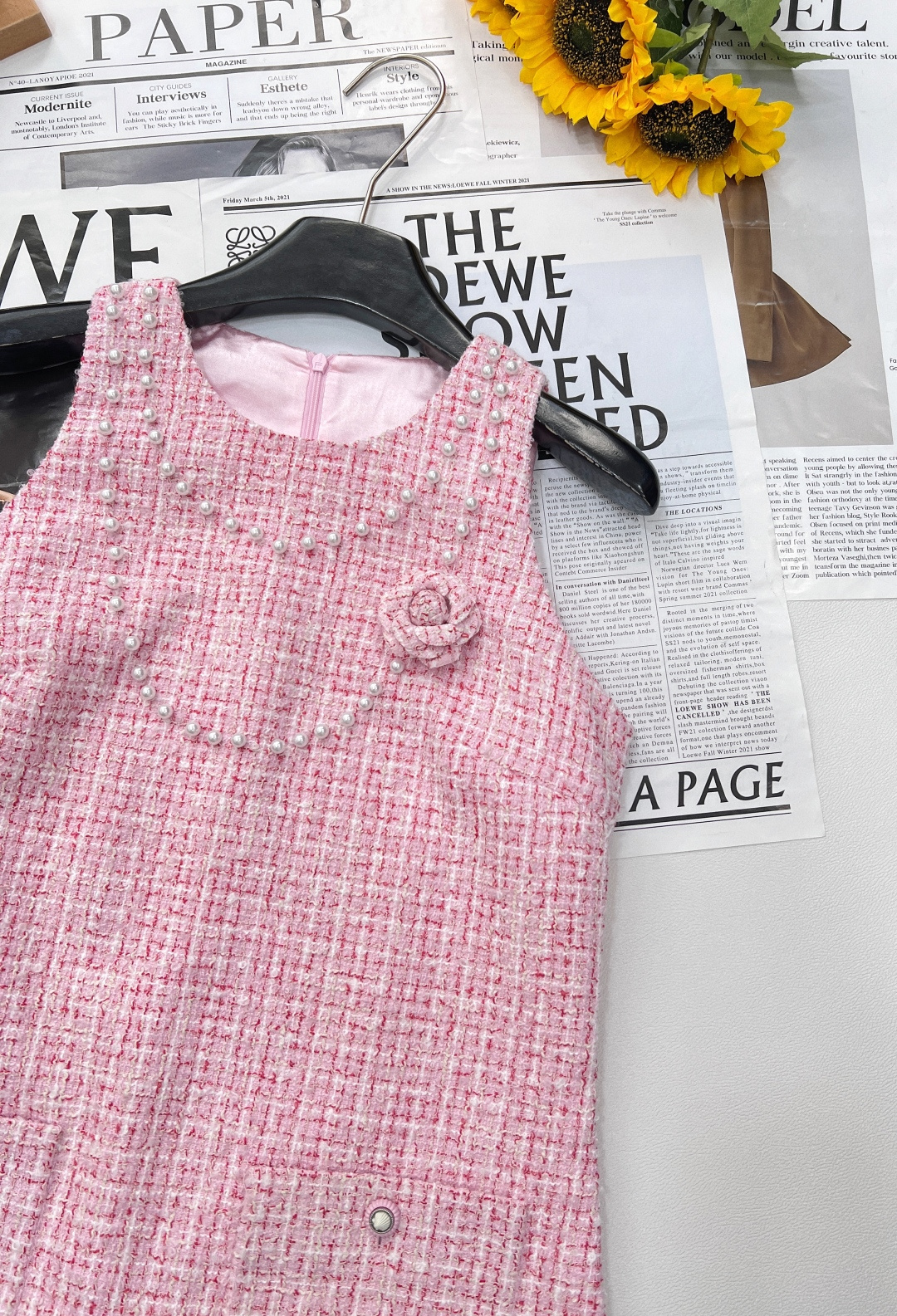 🆕CHANEL 新款小香风粉色粗花呢无袖连衣裙，一袭小香风粉色粗花呢无袖连衣裙，是优雅与浪漫的化身。粉色