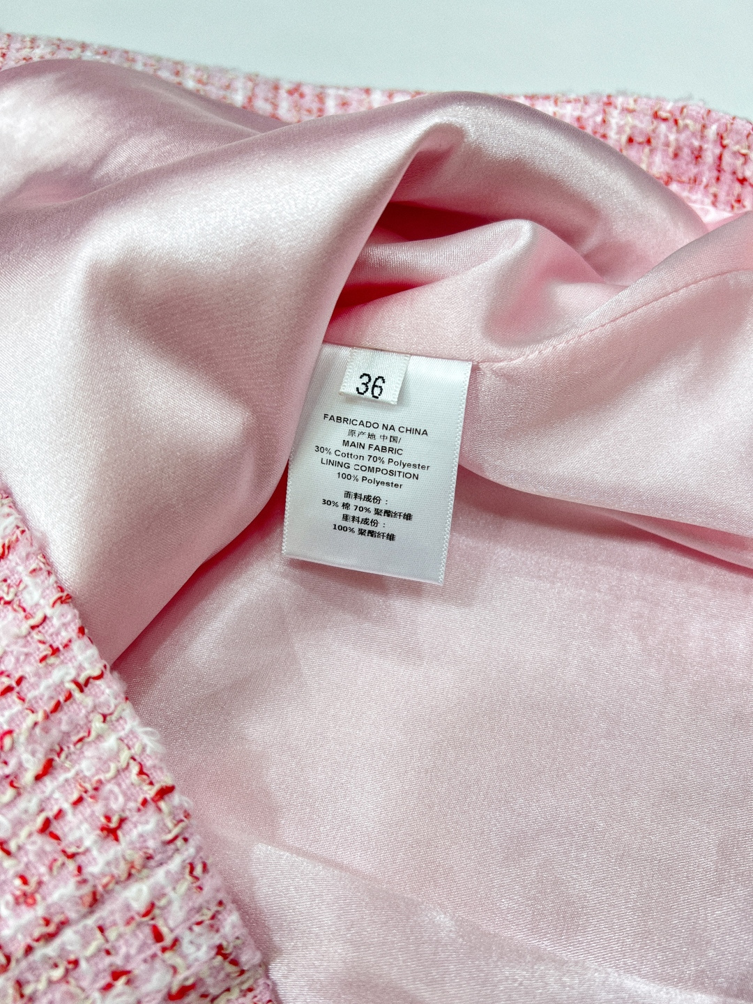 🆕CHANEL 新款小香风粉色粗花呢无袖连衣裙，一袭小香风粉色粗花呢无袖连衣裙，是优雅与浪漫的化身。粉色