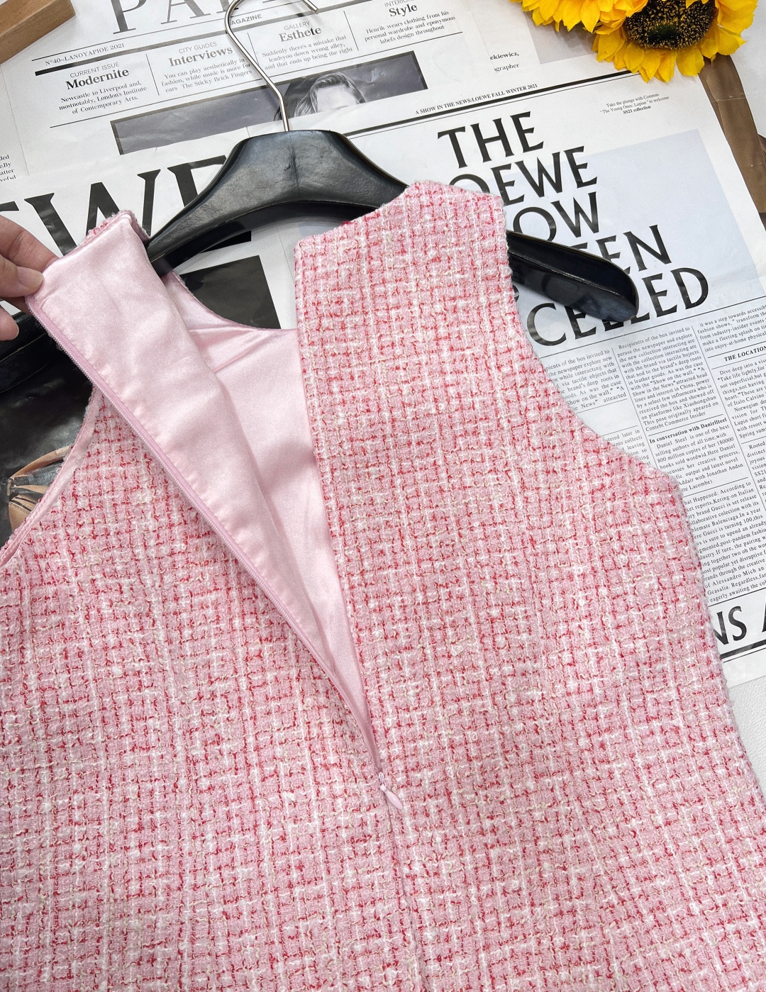 🆕CHANEL 新款小香风粉色粗花呢无袖连衣裙，一袭小香风粉色粗花呢无袖连衣裙，是优雅与浪漫的化身。粉色