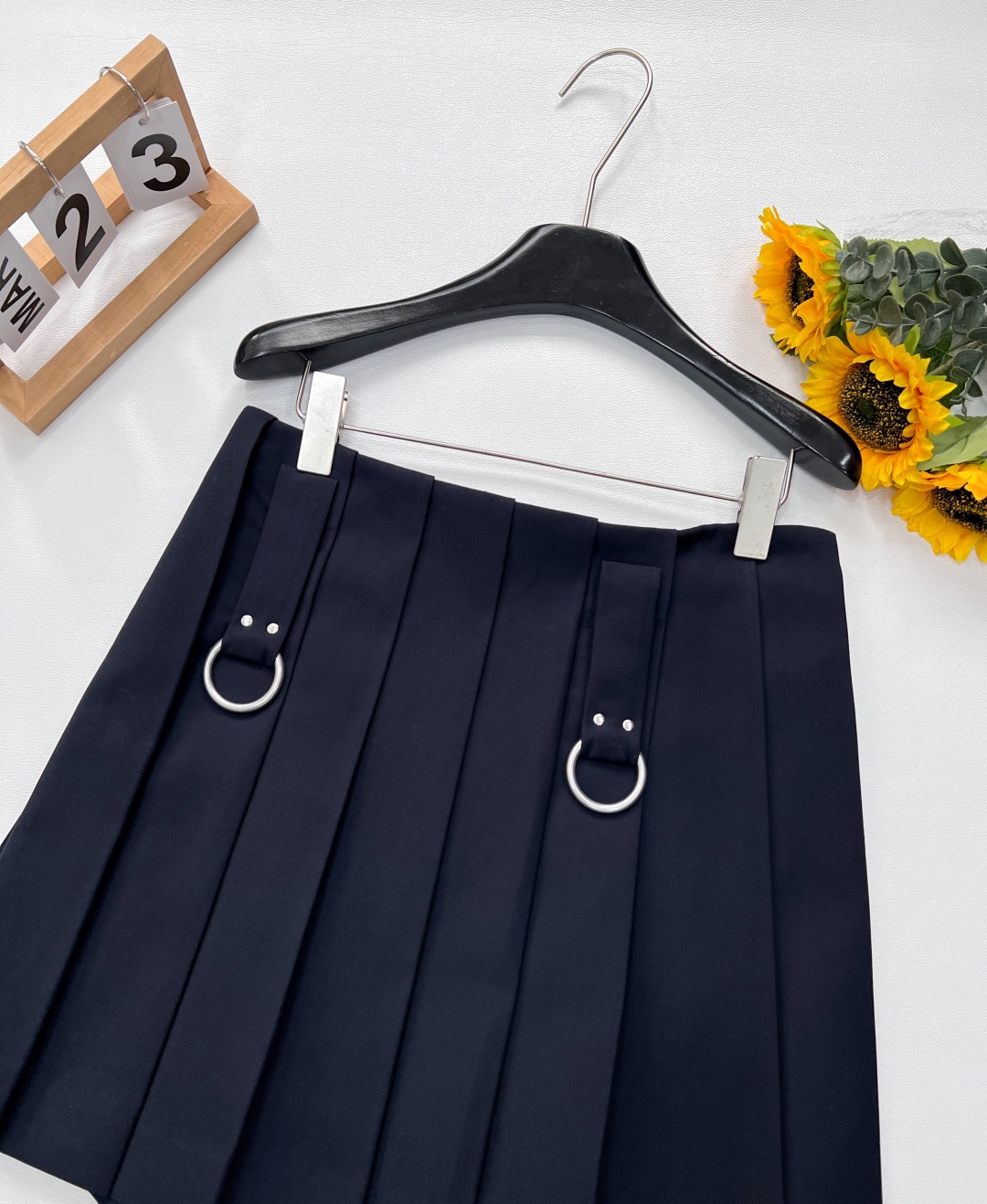 🆕PRADA新款高腰百褶半身裙，裙身的百褶设计独具匠心，利落的褶裥线条流畅且富有韵律，随着步伐摇曳生姿，