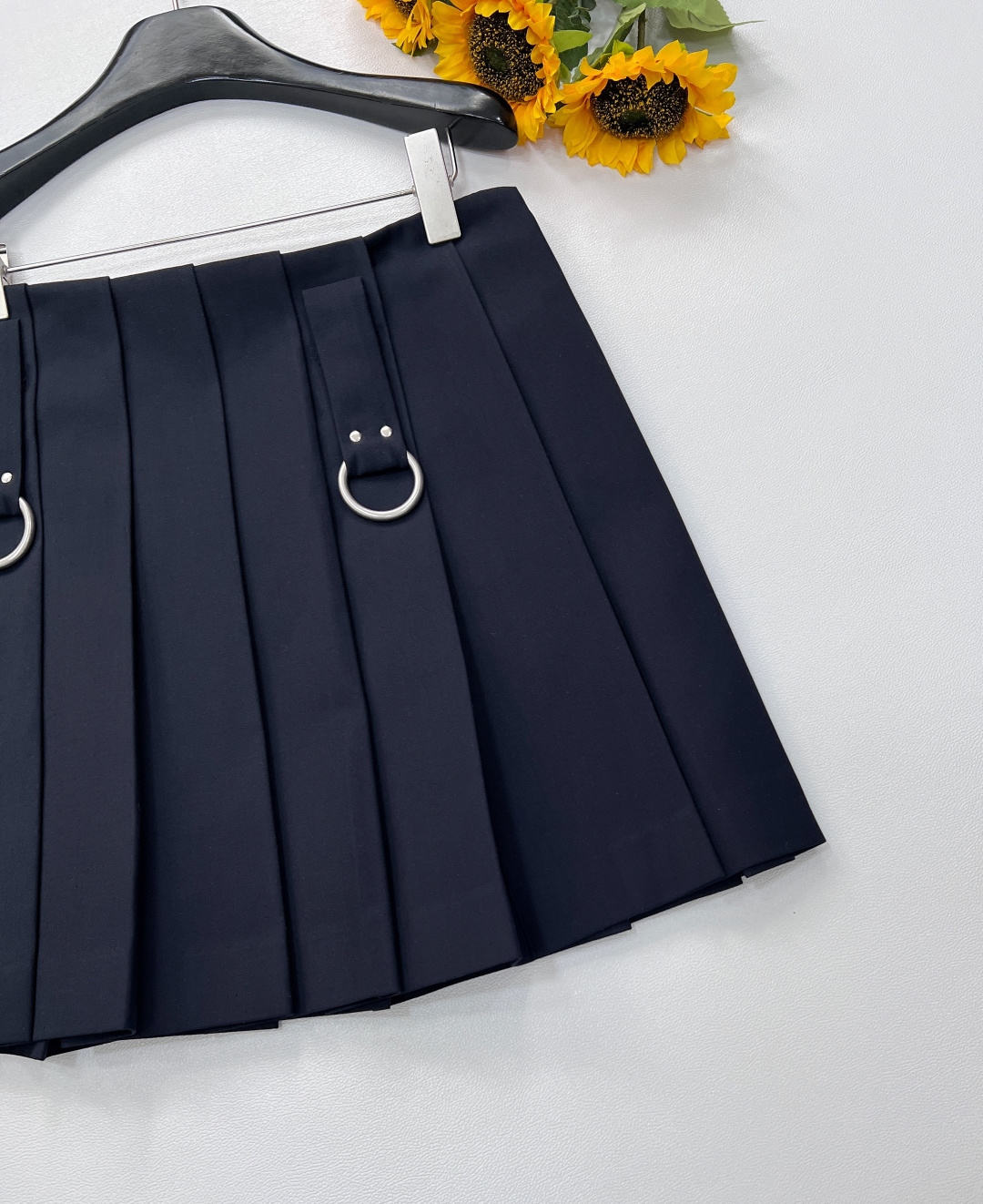 🆕PRADA新款高腰百褶半身裙，裙身的百褶设计独具匠心，利落的褶裥线条流畅且富有韵律，随着步伐摇曳生姿，