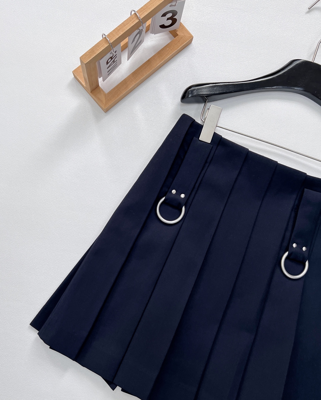 🆕PRADA新款高腰百褶半身裙，裙身的百褶设计独具匠心，利落的褶裥线条流畅且富有韵律，随着步伐摇曳生姿，