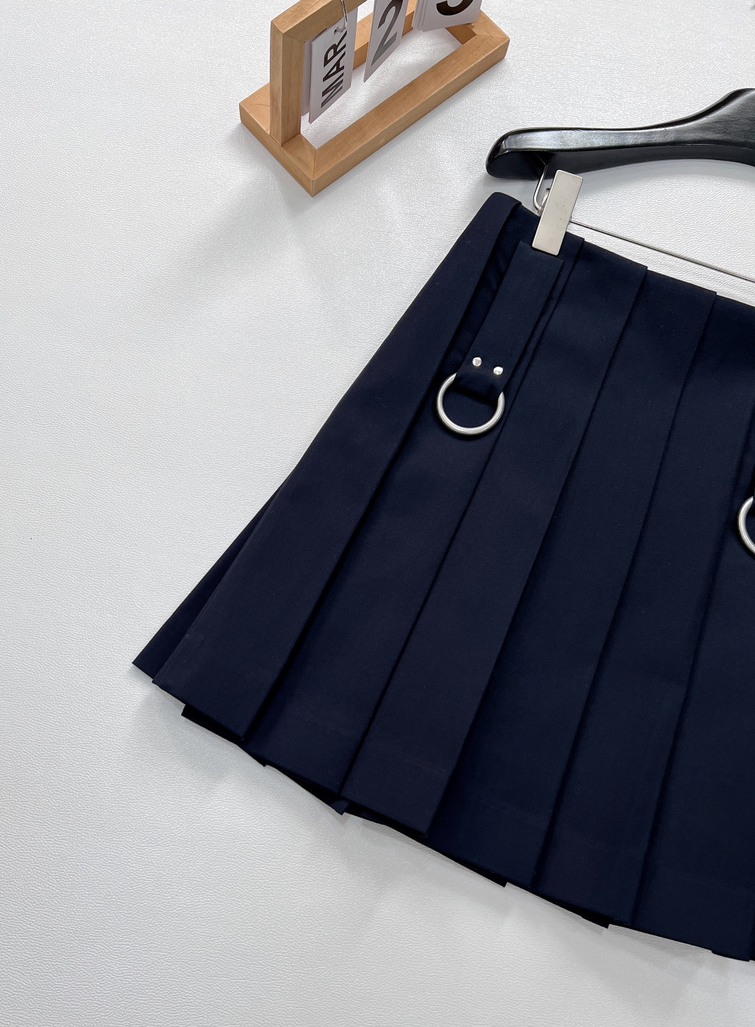 🆕PRADA新款高腰百褶半身裙，裙身的百褶设计独具匠心，利落的褶裥线条流畅且富有韵律，随着步伐摇曳生姿，