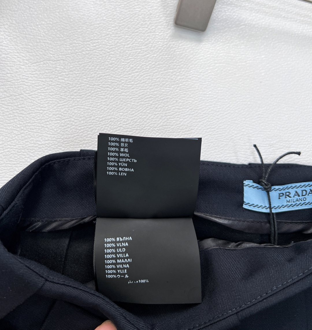 🆕PRADA新款高腰百褶半身裙，裙身的百褶设计独具匠心，利落的褶裥线条流畅且富有韵律，随着步伐摇曳生姿，