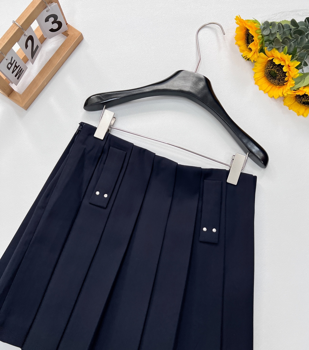 🆕PRADA新款高腰百褶半身裙，裙身的百褶设计独具匠心，利落的褶裥线条流畅且富有韵律，随着步伐摇曳生姿，