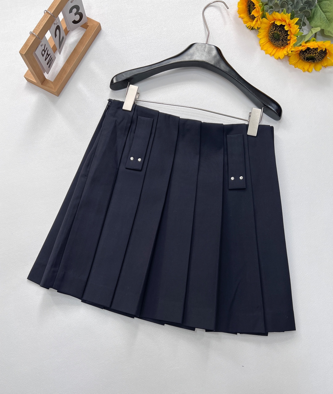 🆕PRADA新款高腰百褶半身裙，裙身的百褶设计独具匠心，利落的褶裥线条流畅且富有韵律，随着步伐摇曳生姿，