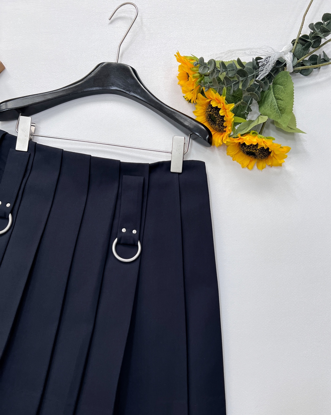 🆕PRADA新款高腰百褶半身裙，裙身的百褶设计独具匠心，利落的褶裥线条流畅且富有韵律，随着步伐摇曳生姿，